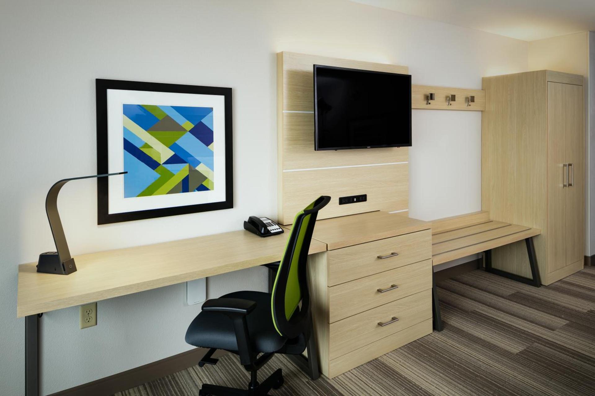 Holiday Inn Express & Suites - Medford by IHG photo 7