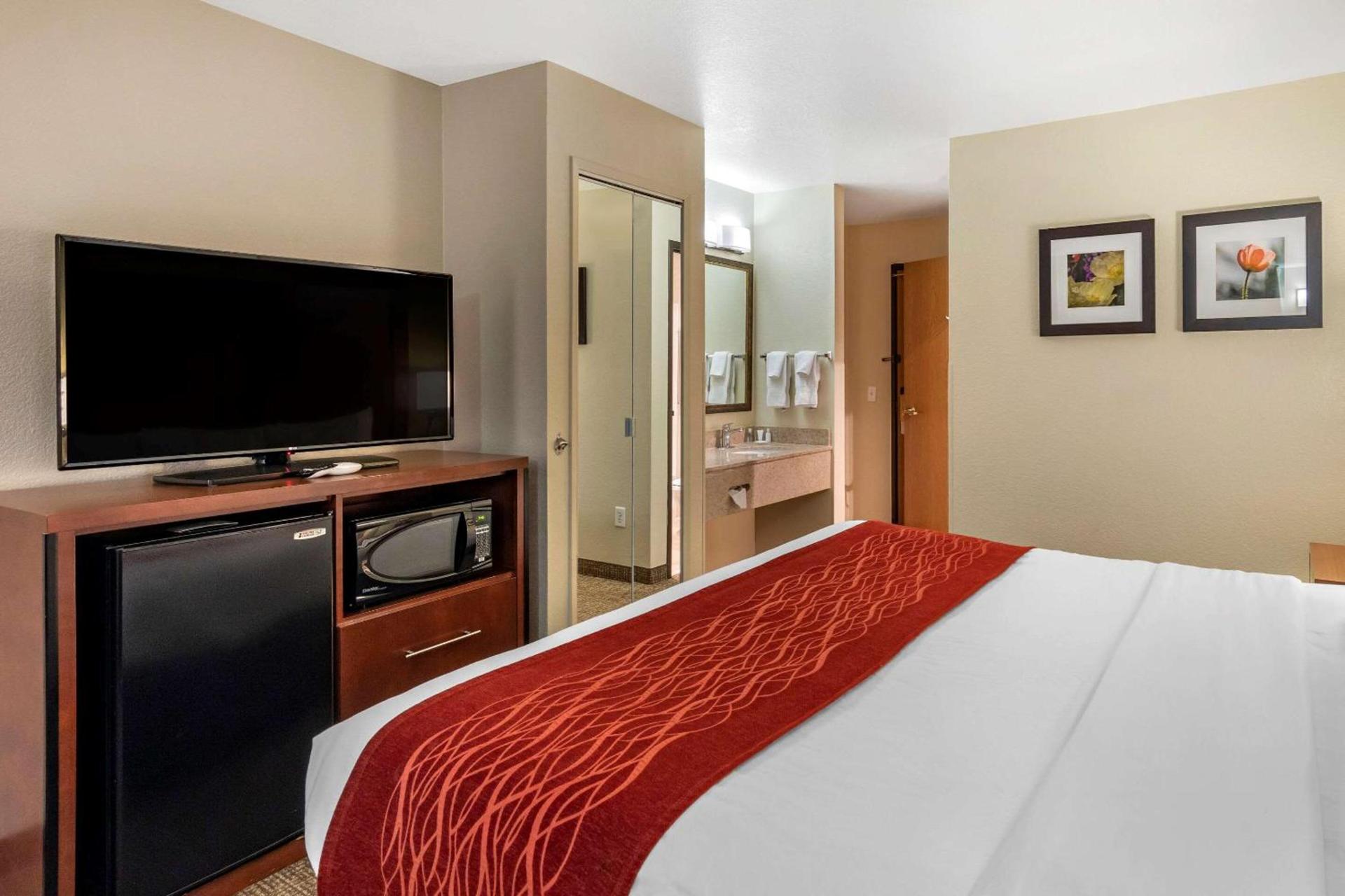 Comfort Inn Fontana photo 9