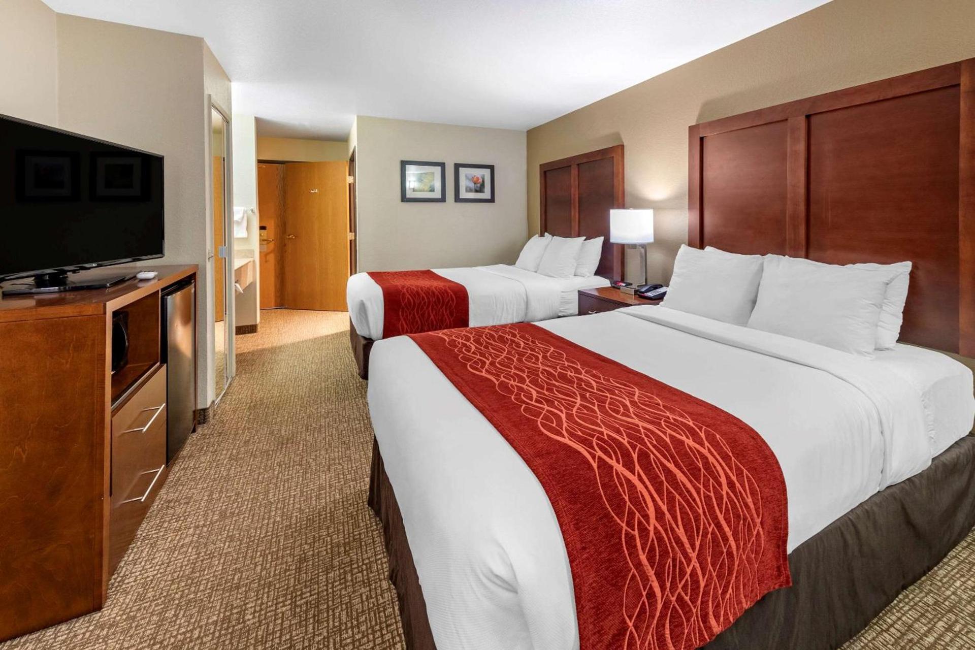 Comfort Inn Fontana photo 11