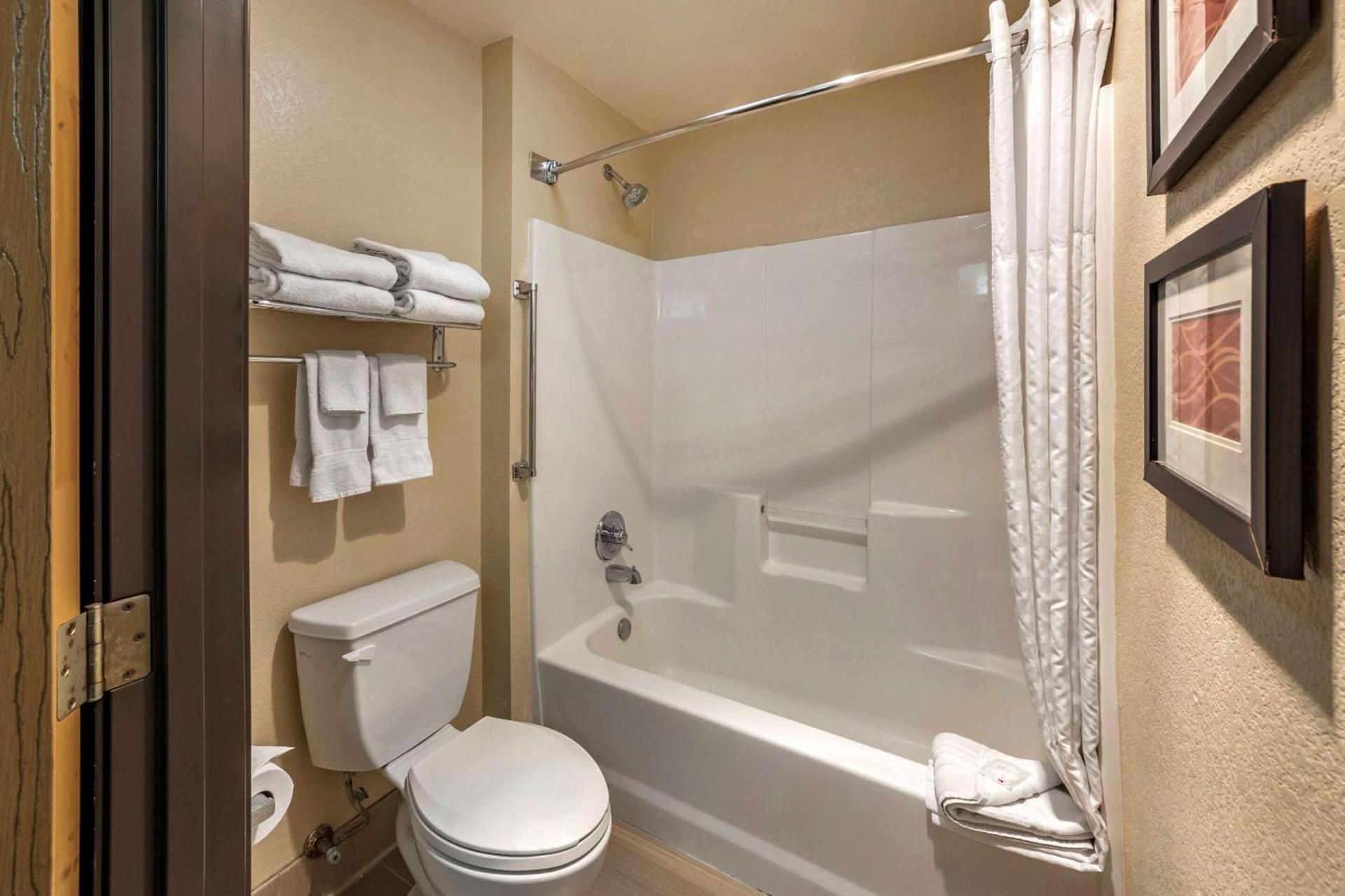 Comfort Inn Fontana photo 13