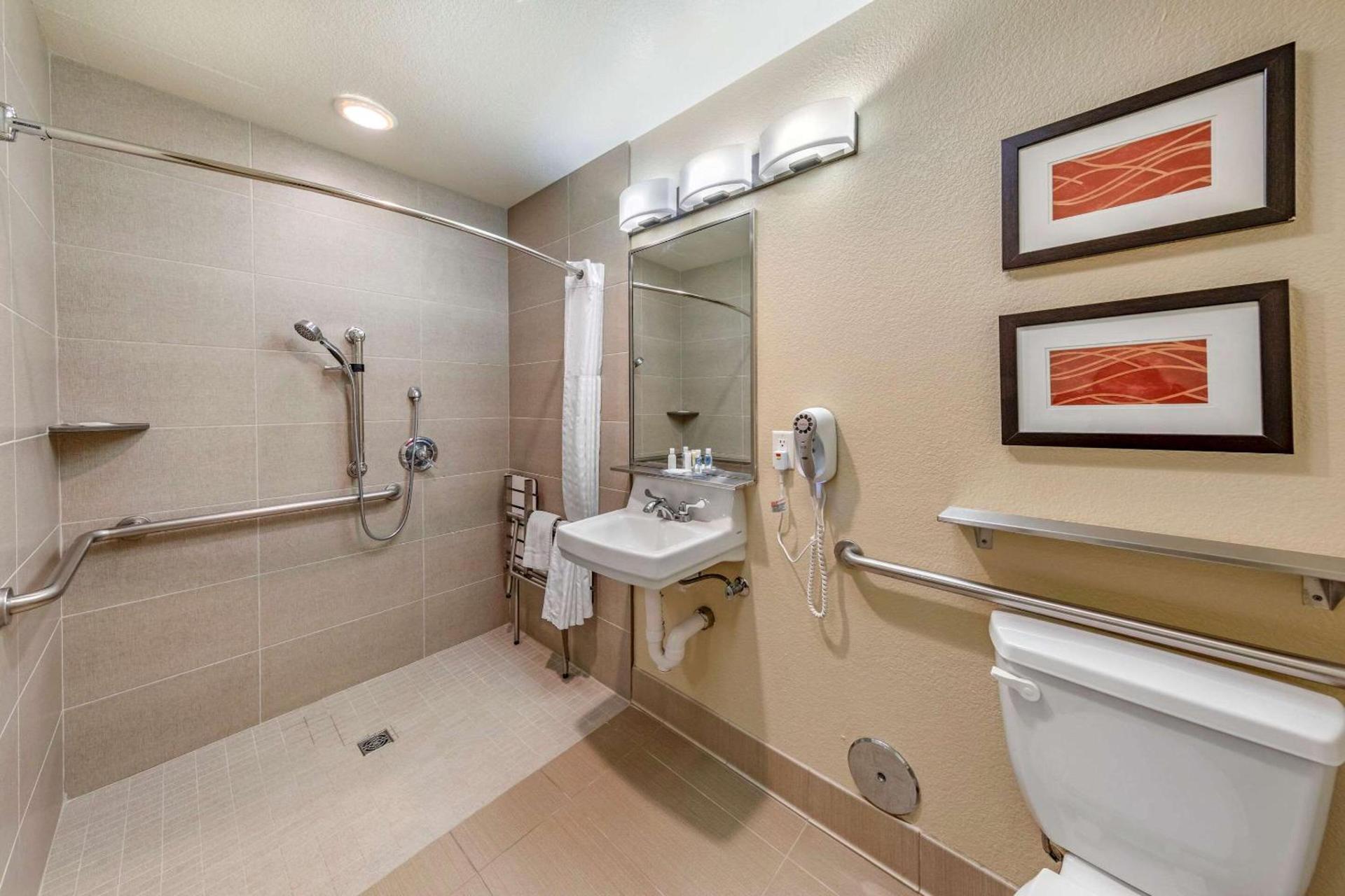 Comfort Inn Fontana photo 17