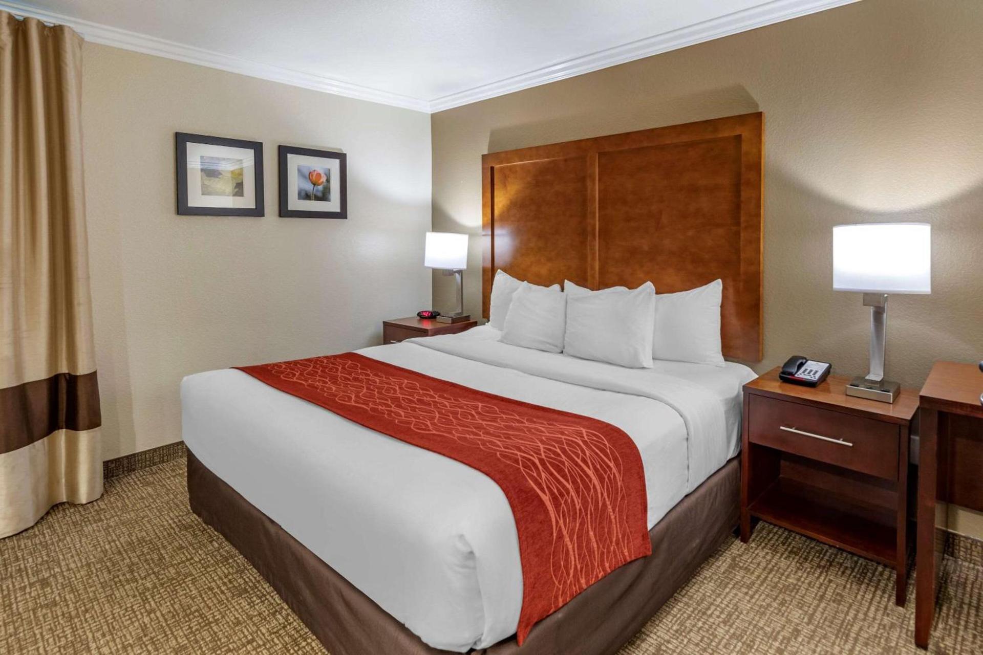 Comfort Inn Fontana photo 18