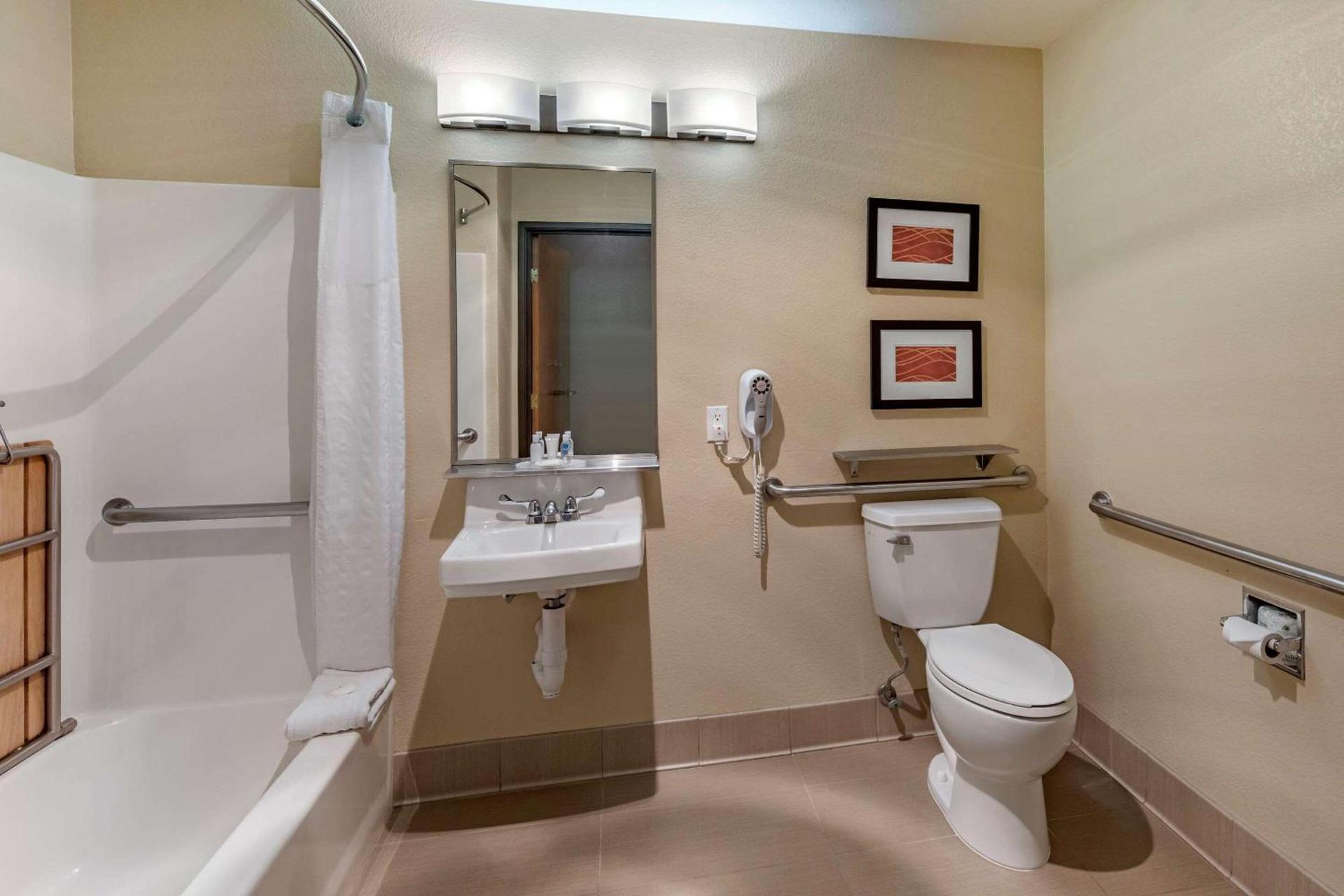 Comfort Inn Fontana photo 19