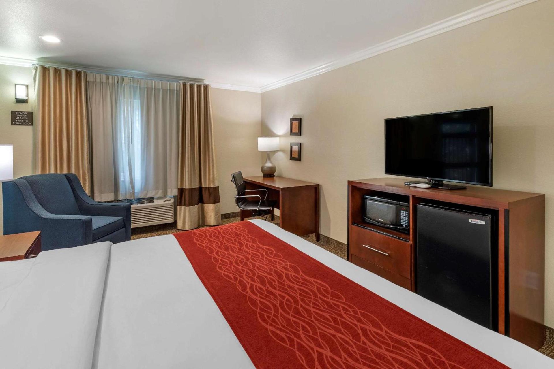 Comfort Inn Fontana photo 21