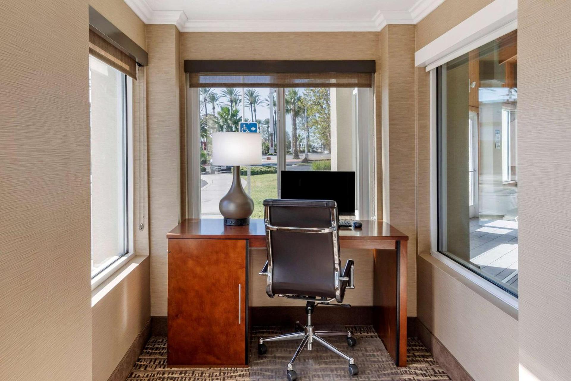Comfort Inn Fontana photo 25