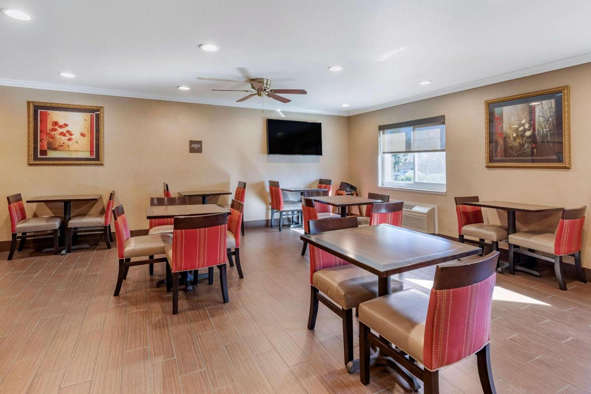 Comfort Inn Fontana photo 26