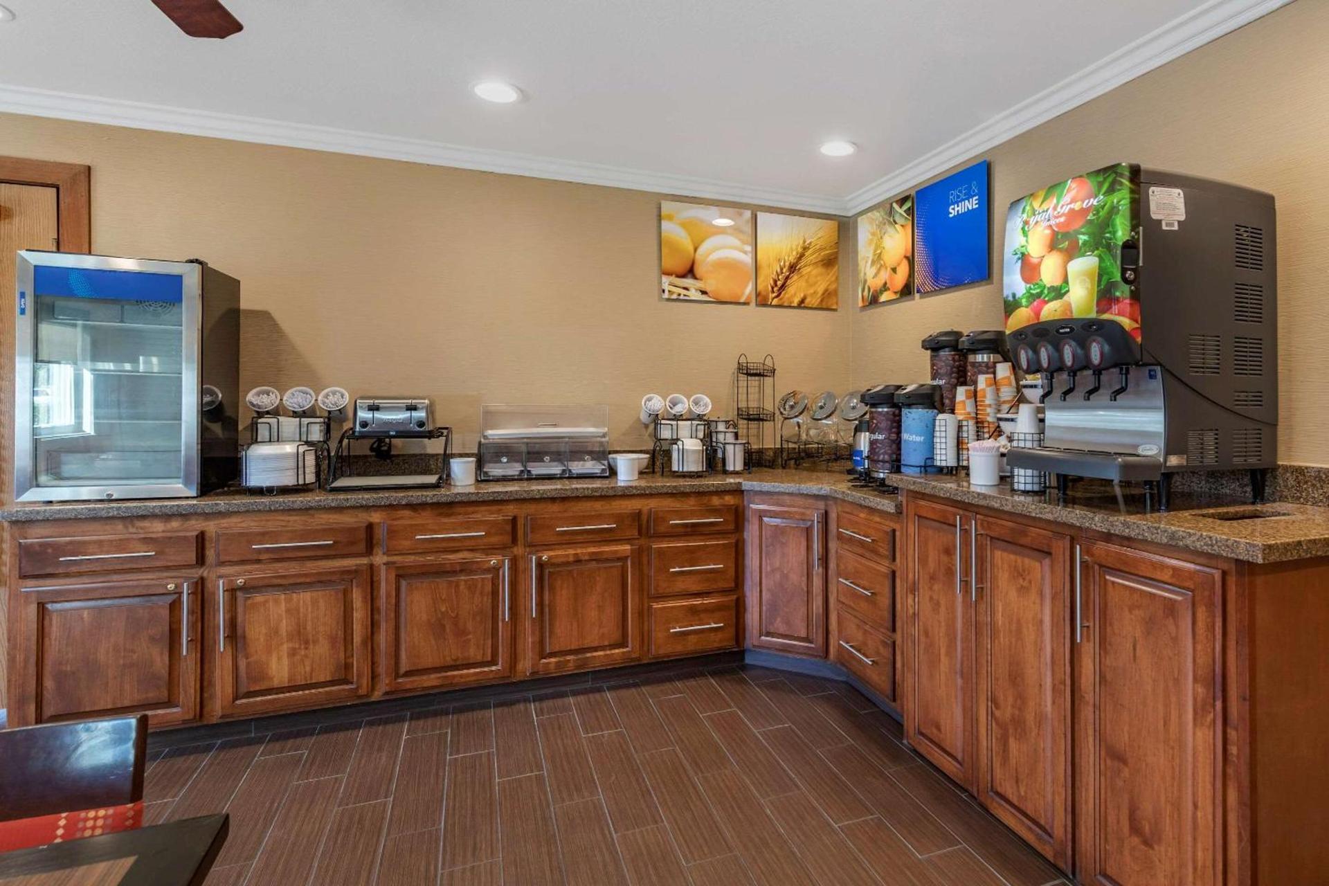Comfort Inn Fontana photo 28