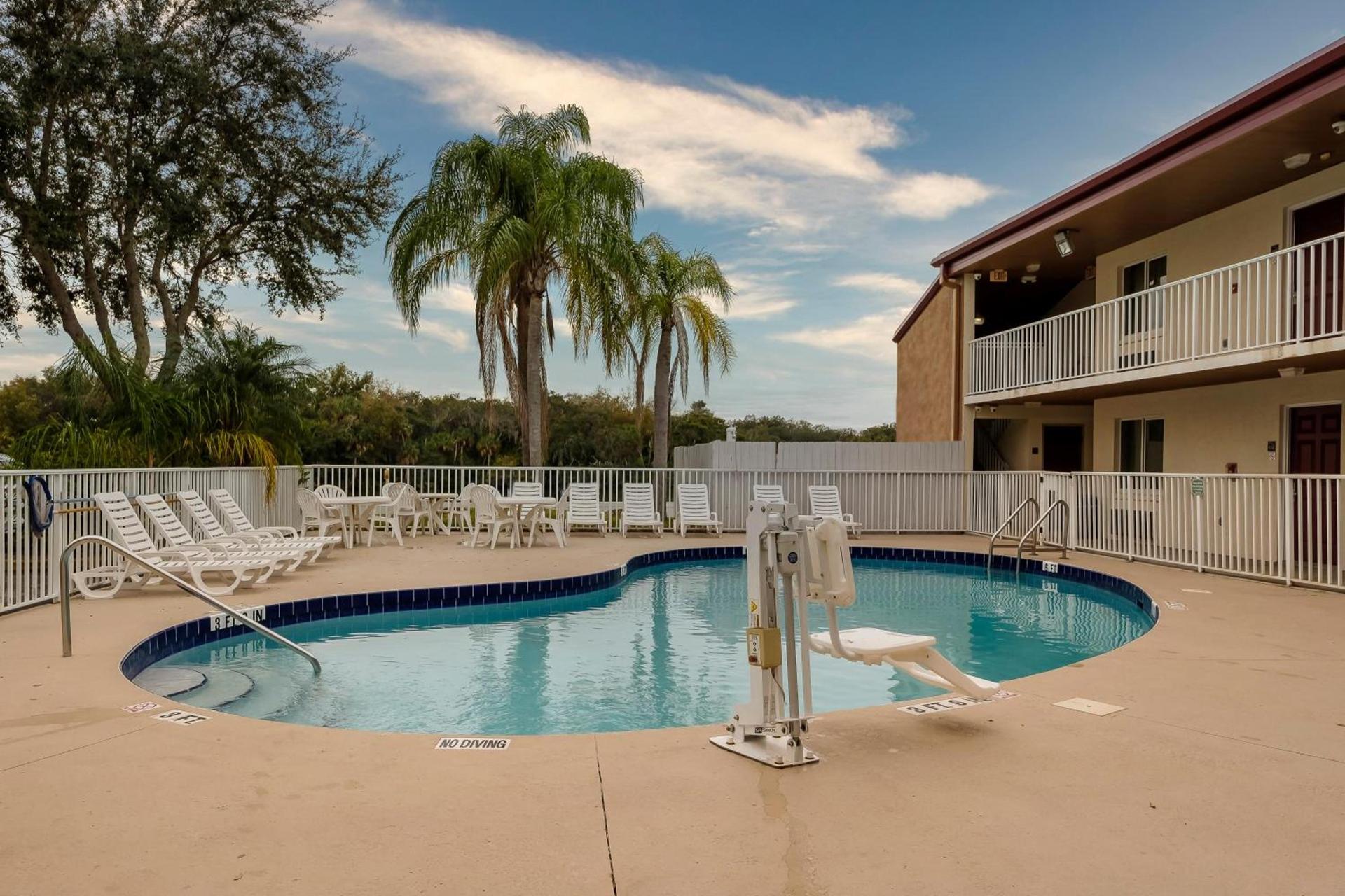 Red Roof Inn Ellenton - Bradenton NE photo 5