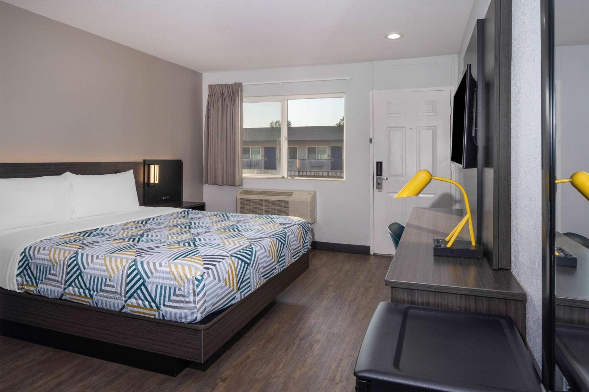 Motel 6-Fontana, CA photo 10