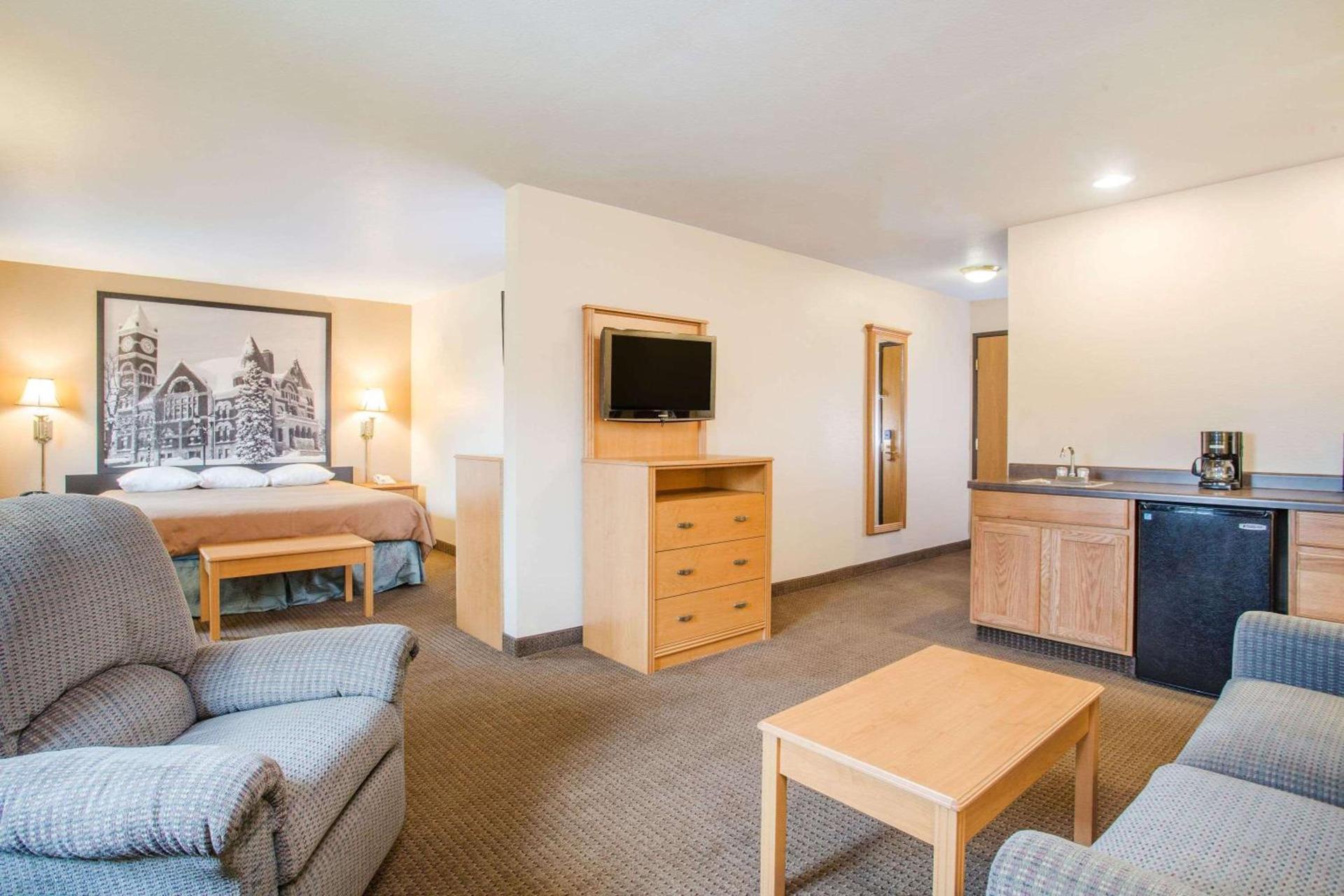 Super 8 by Wyndham Monroe WI photo 8
