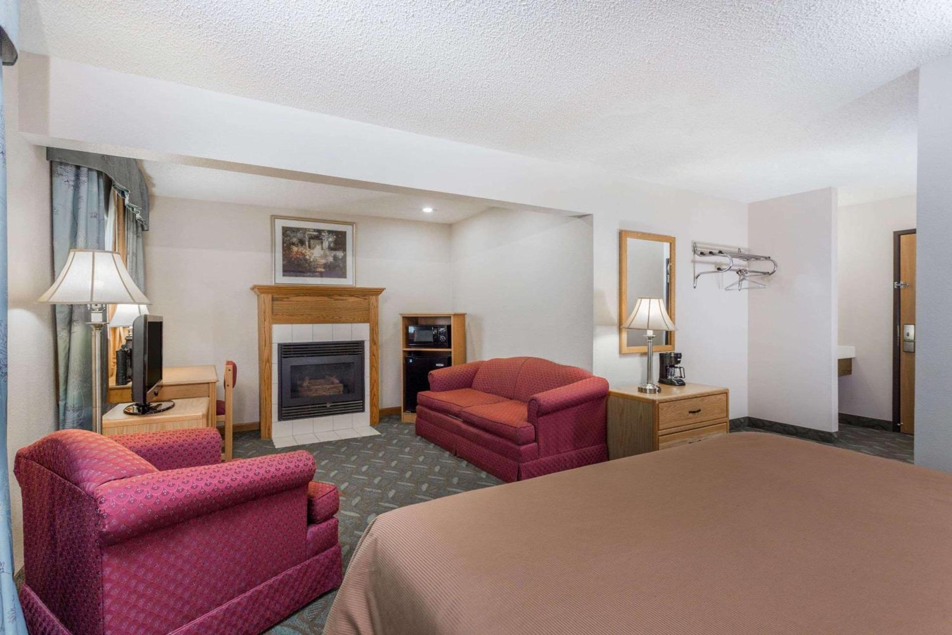 Super 8 by Wyndham Monroe WI photo 7