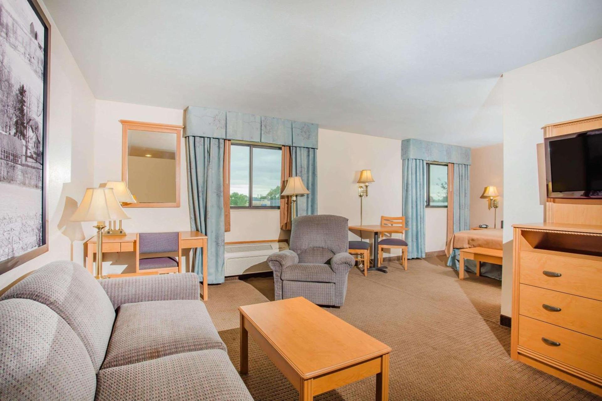 Super 8 by Wyndham Monroe WI photo 6