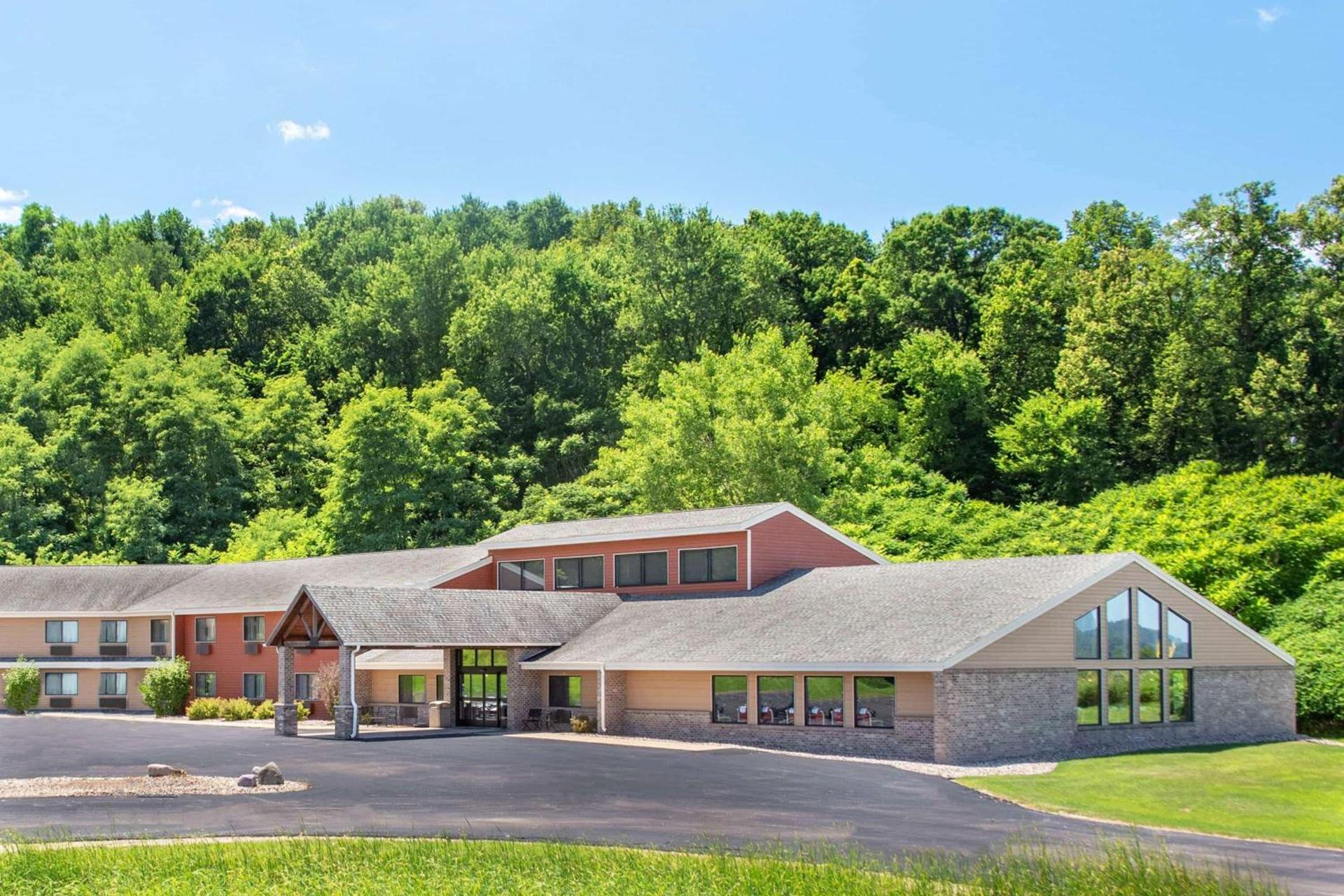 AmericInn by Wyndham West Salem photo 1
