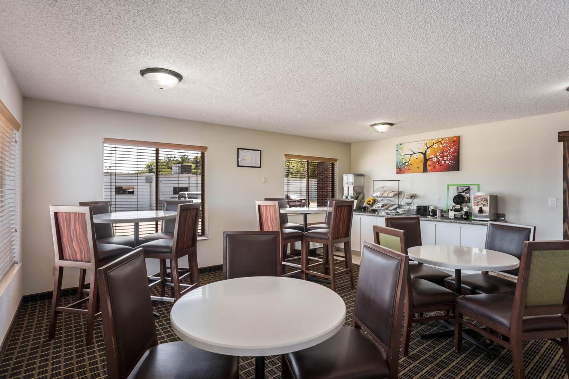Rodeway Inn Cedar Rapids Westdale photo 25