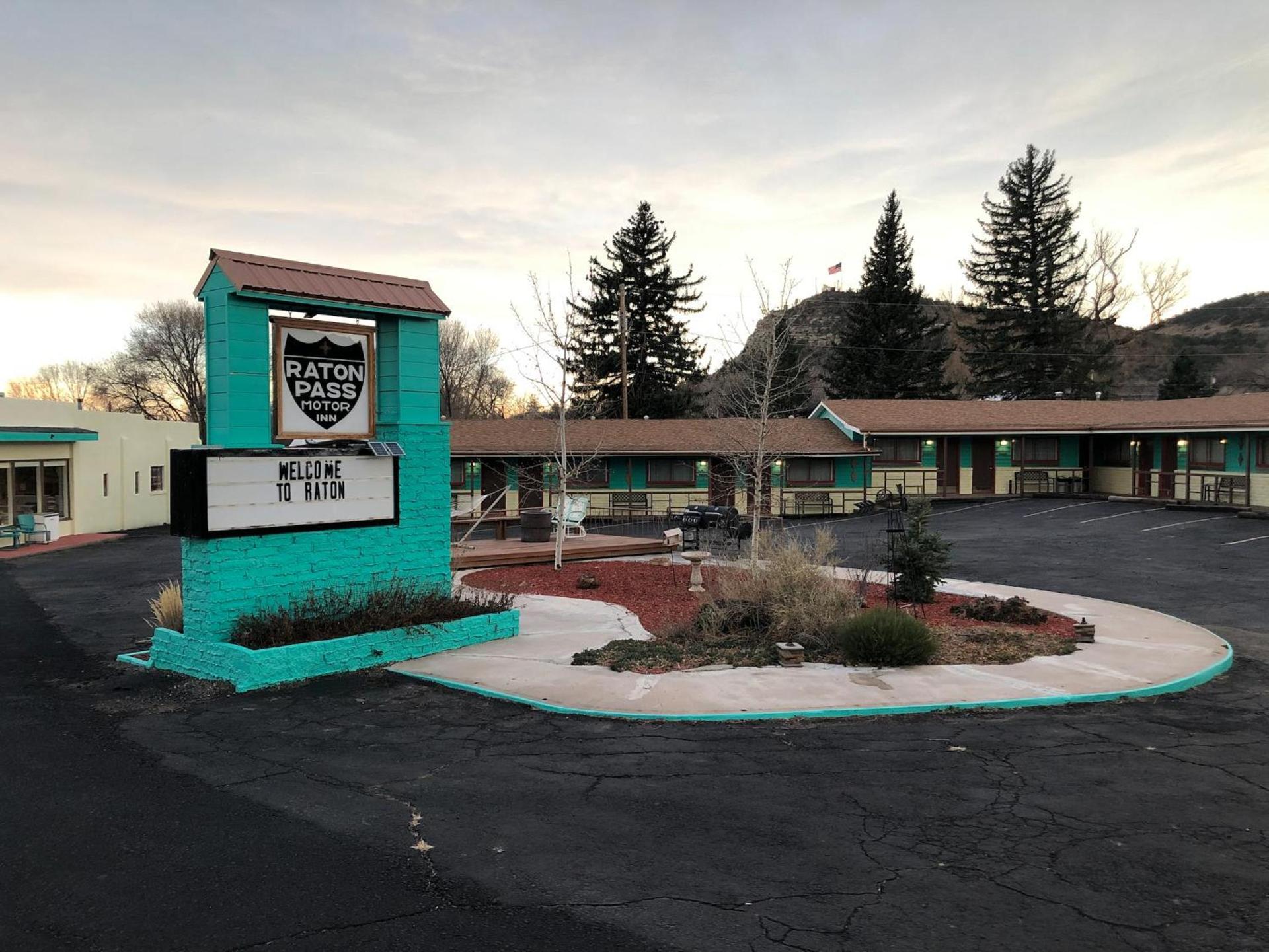 Raton Pass Motor Inn photo 2