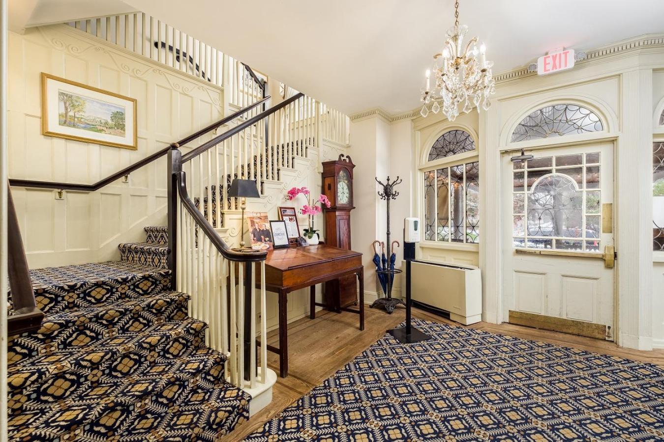 Simsbury 1820 House photo 3