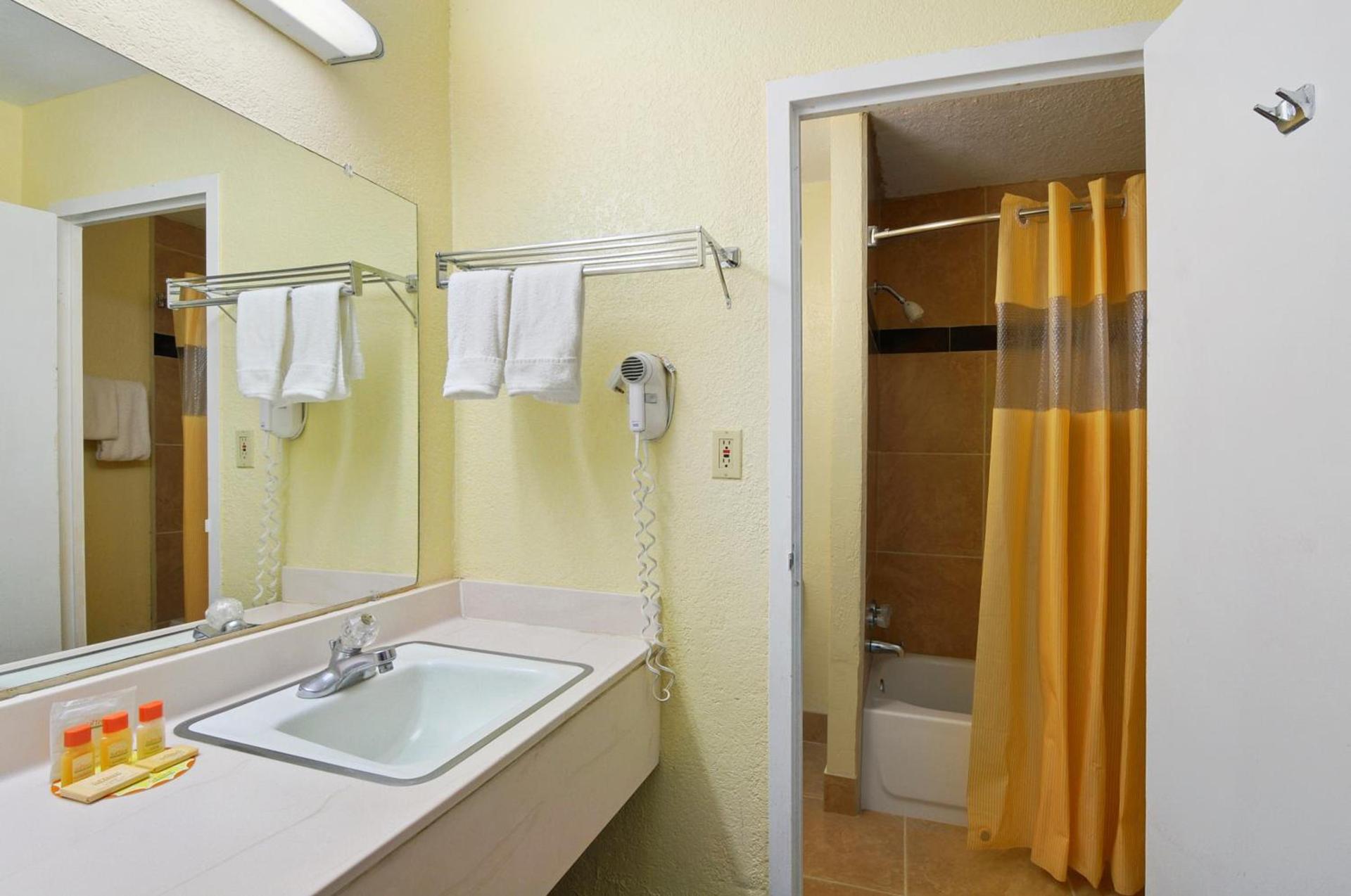 Days Inn & Suites by Wyndham Clovis photo 35