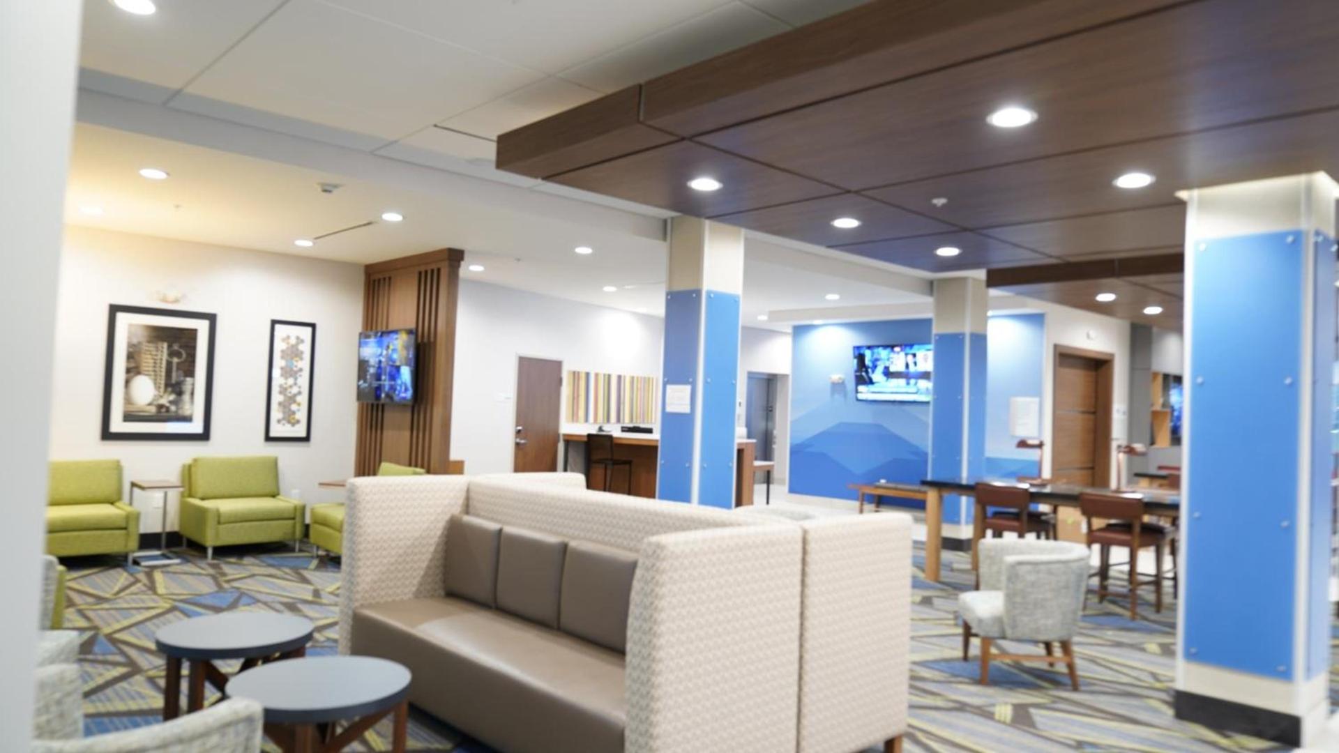 Holiday Inn Express & Suites - Dallas Market Center by IHG photo 19