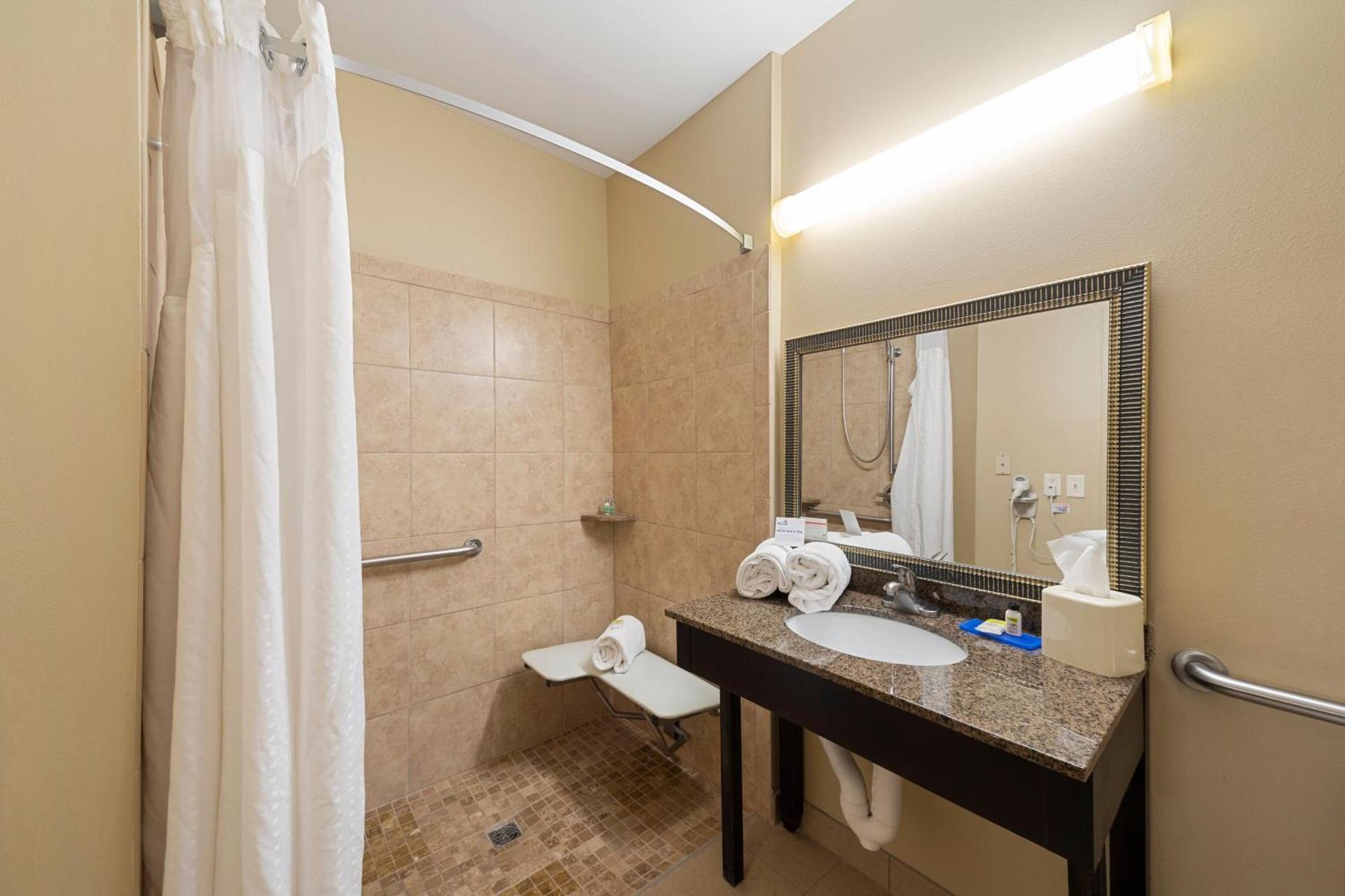 Holiday Inn Express Bloomington West by IHG photo 44