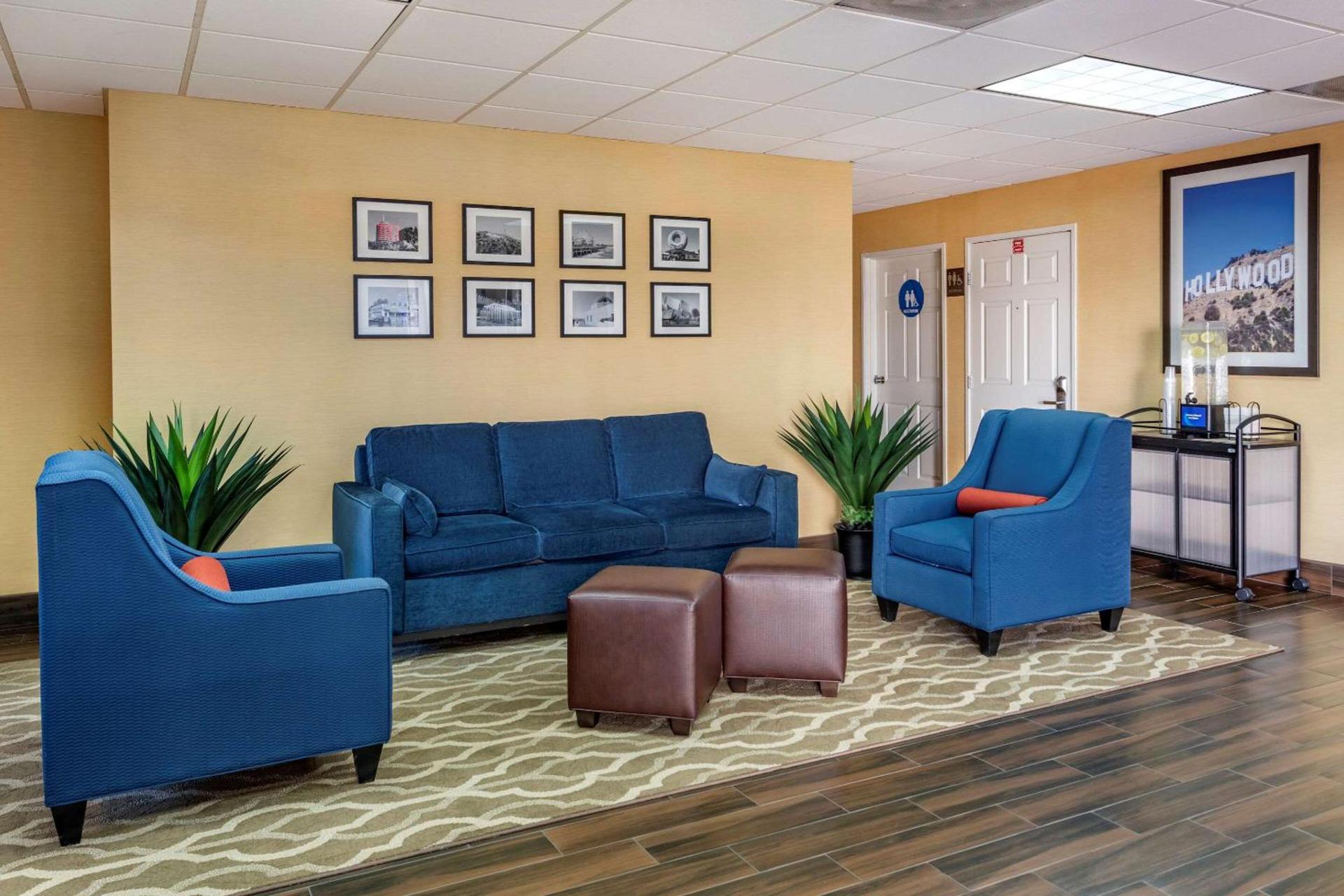 Comfort Inn & Suites Near Universal - N Hollywood - Burbank photo 4