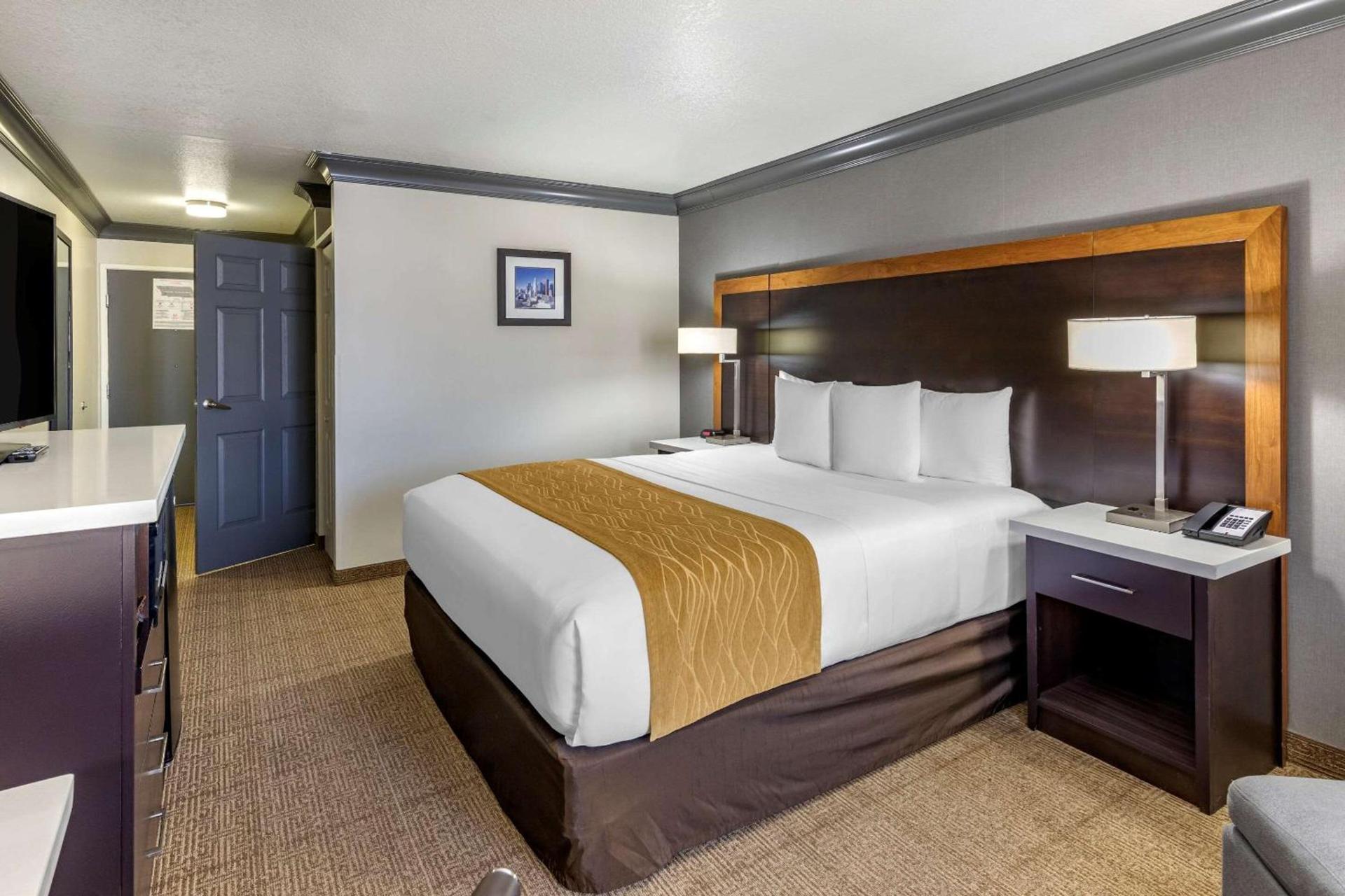 Comfort Inn & Suites Near Universal - N Hollywood - Burbank photo 7
