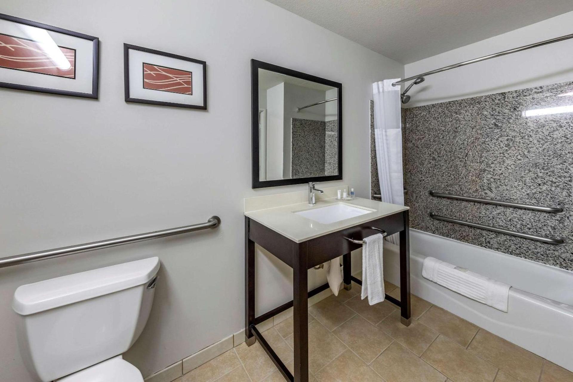 Comfort Inn & Suites Near Universal - N Hollywood - Burbank photo 9