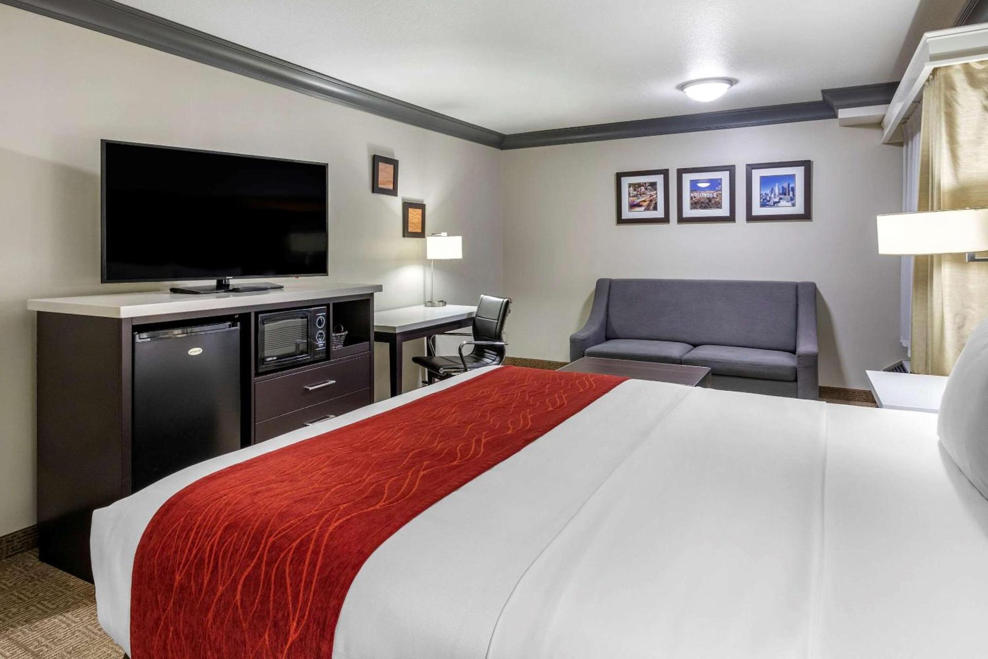 Comfort Inn & Suites Near Universal - N Hollywood - Burbank photo 32