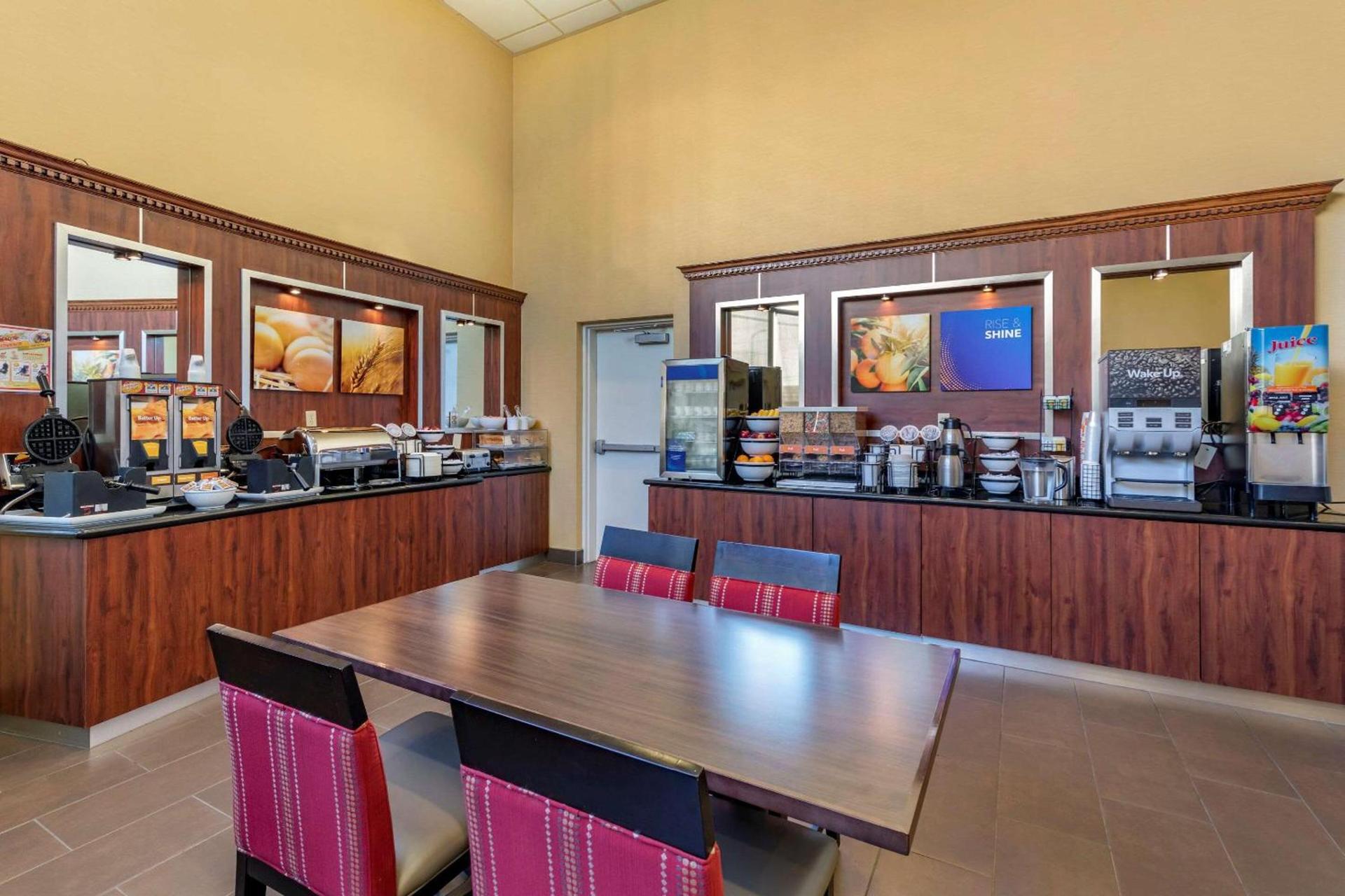 Comfort Inn & Suites Near Universal - N Hollywood - Burbank photo 41