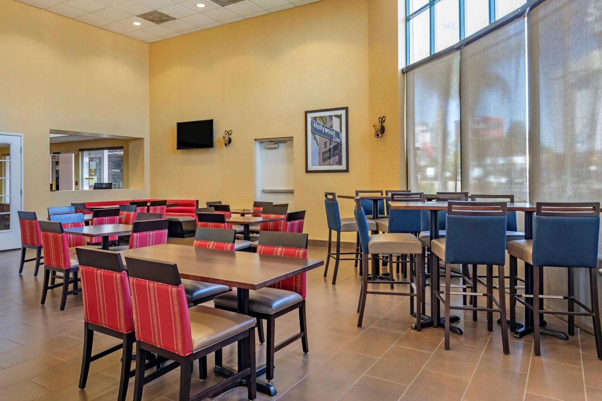 Comfort Inn & Suites Near Universal - N Hollywood - Burbank photo 42