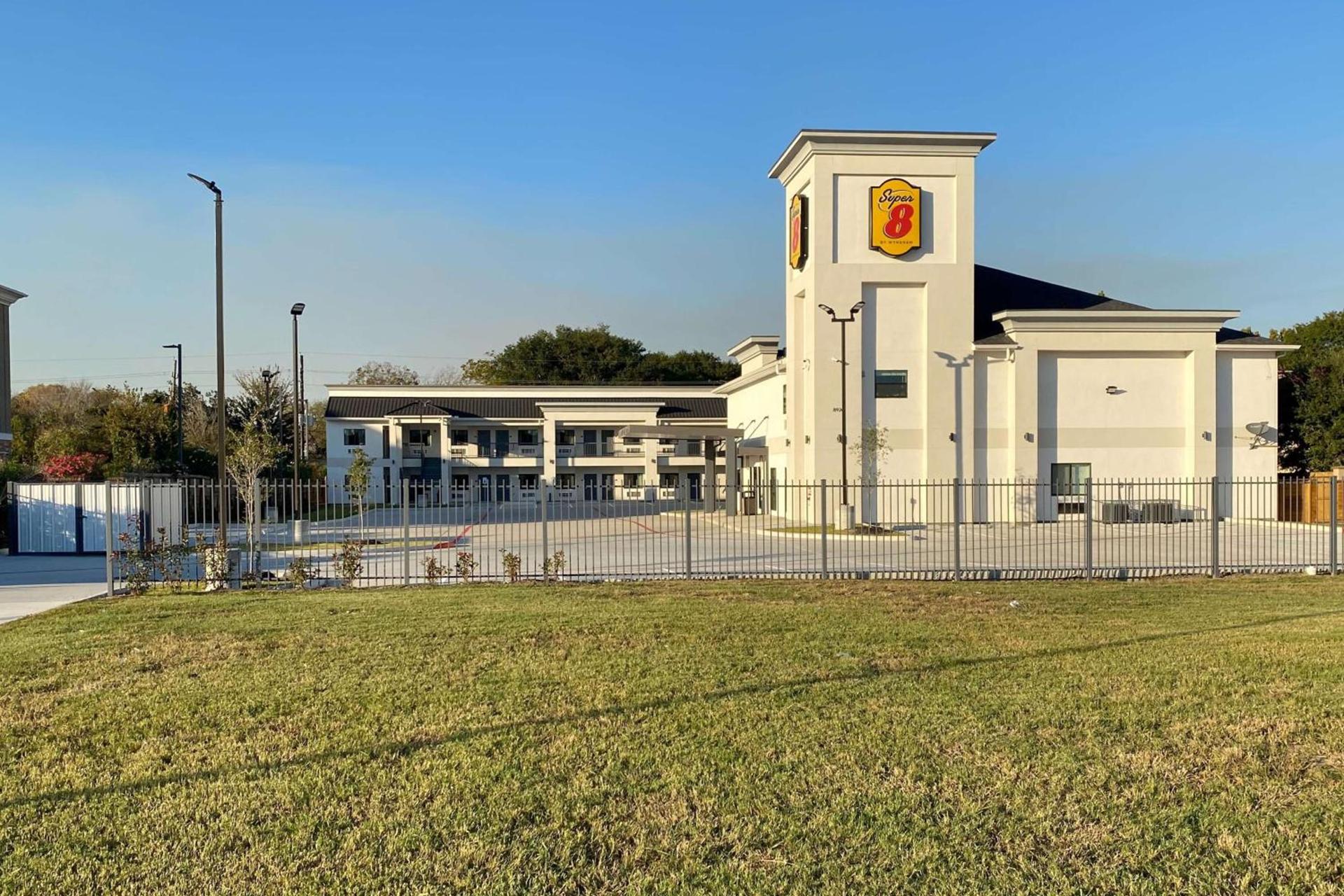 Super 8 by Wyndham Houston NW Beltway 8-West Rd photo 2