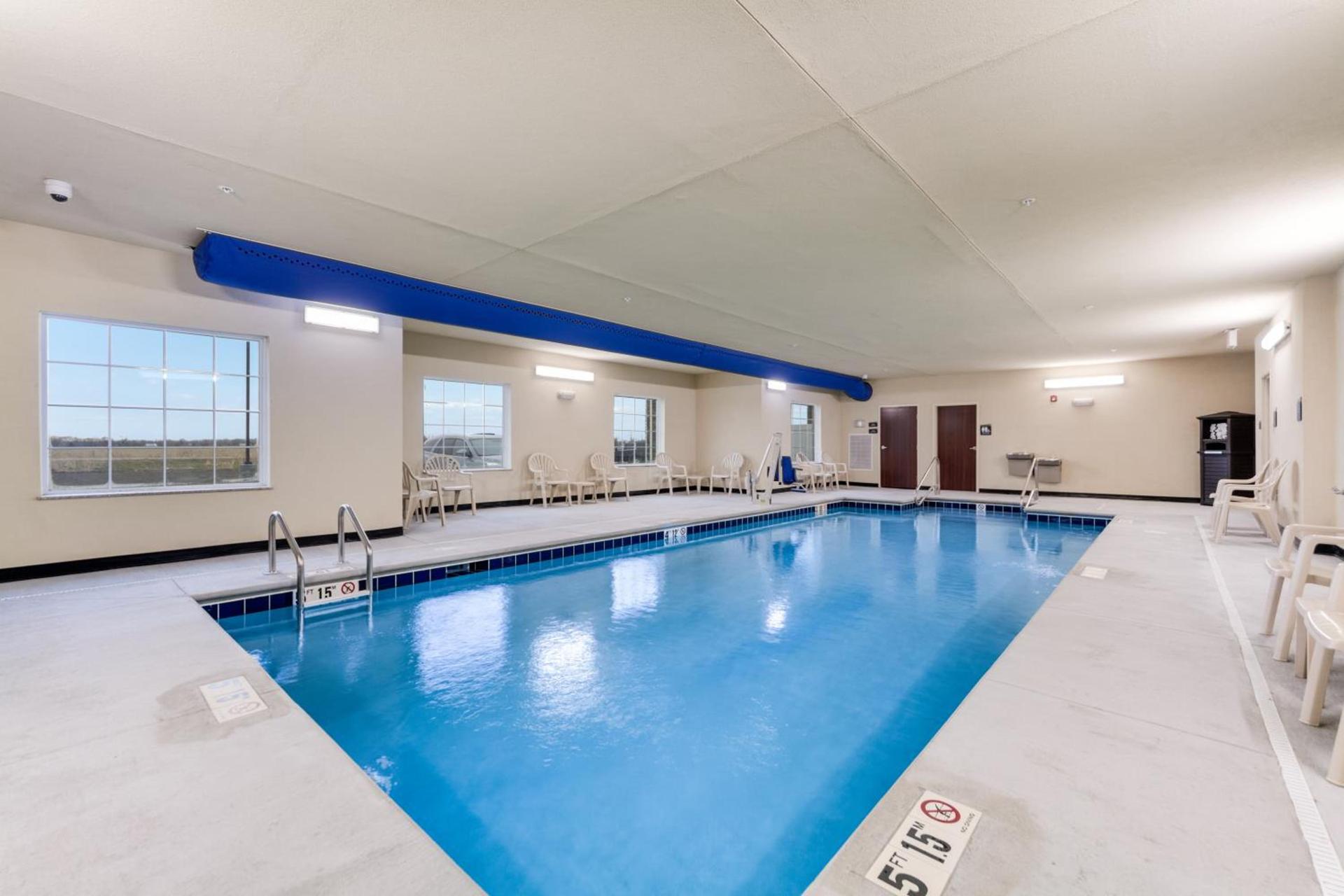 Cobblestone Hotel & Suites - Cozad photo 2