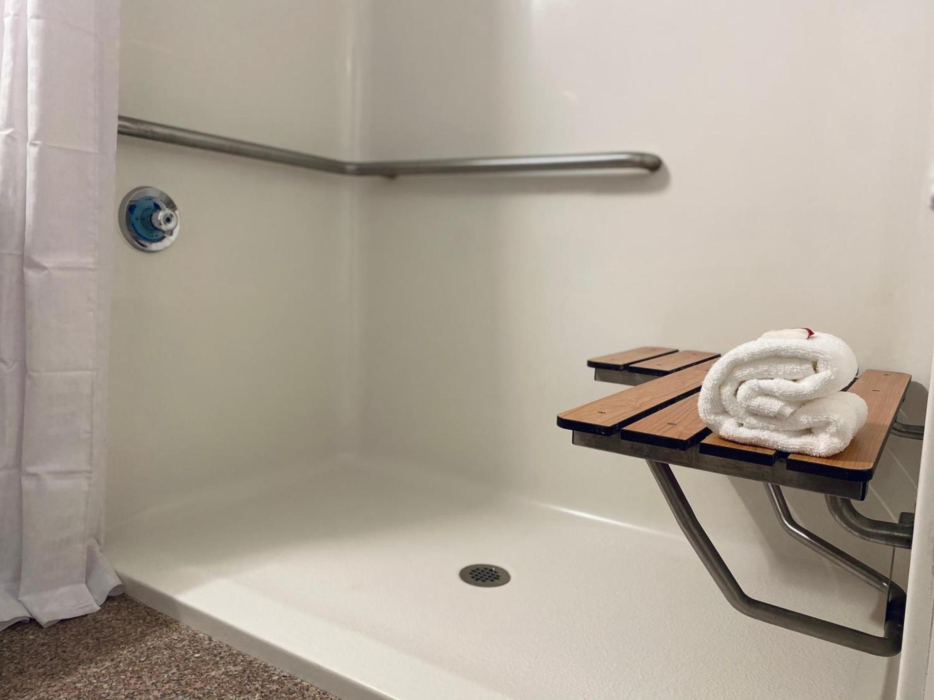 Ramada by Wyndham Hartford North - Bradley Airport photo 48