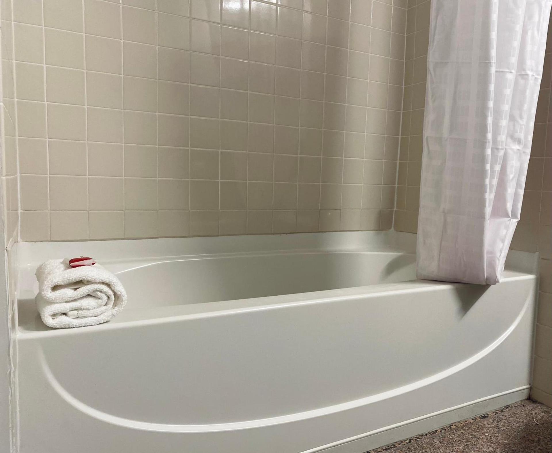 Ramada by Wyndham Hartford North - Bradley Airport photo 45