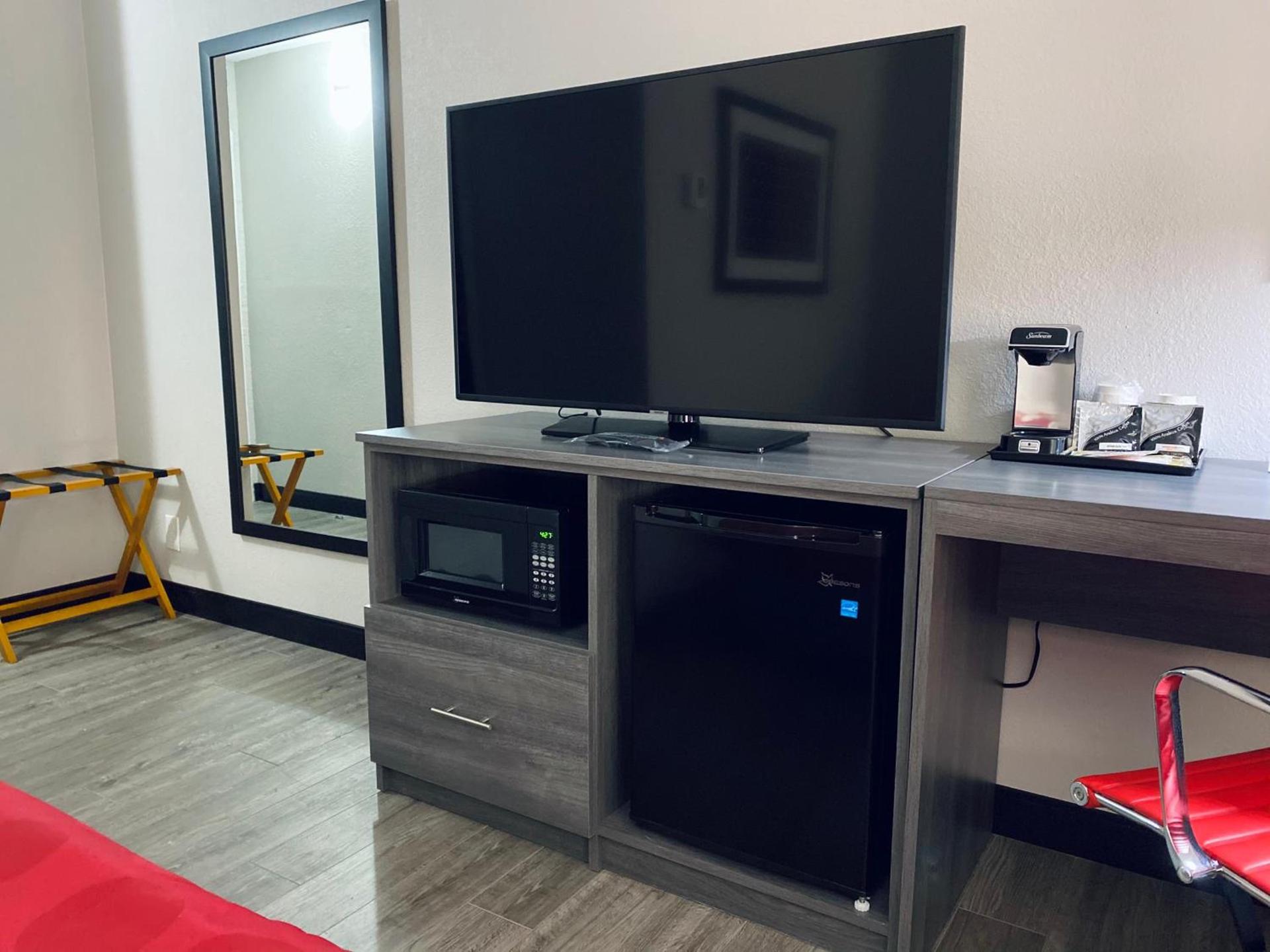 Ramada by Wyndham Hartford North - Bradley Airport photo 42