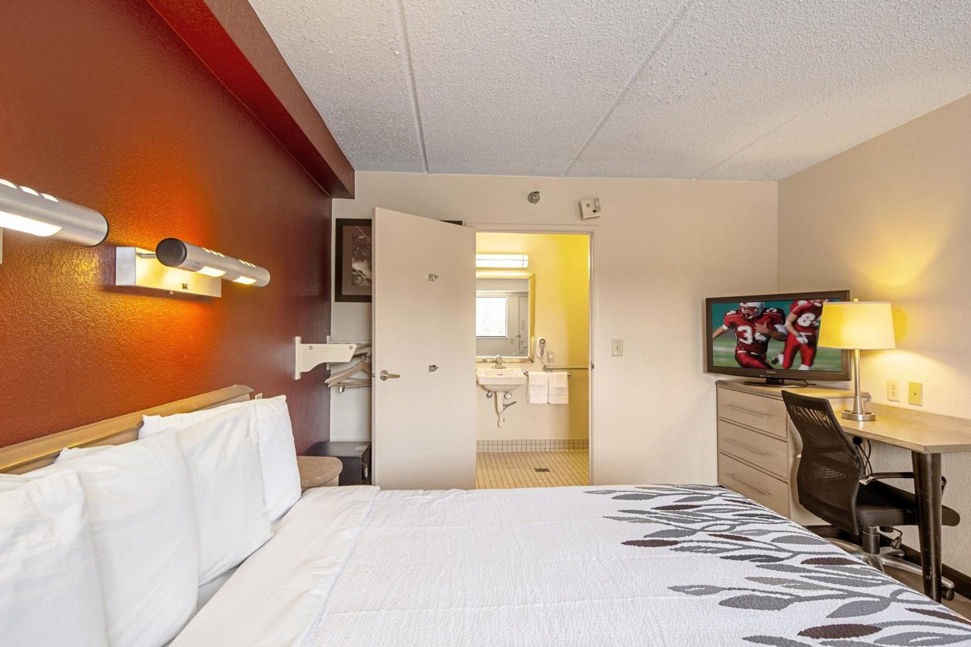 Red Roof Inn Fairmont photo 20