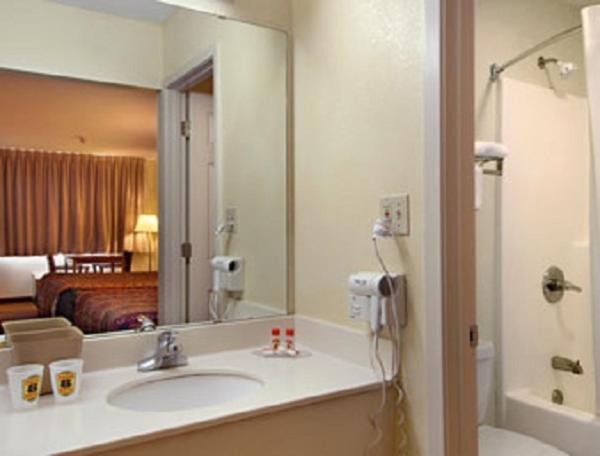 Super 8 by Wyndham Breaux Bridge photo 20