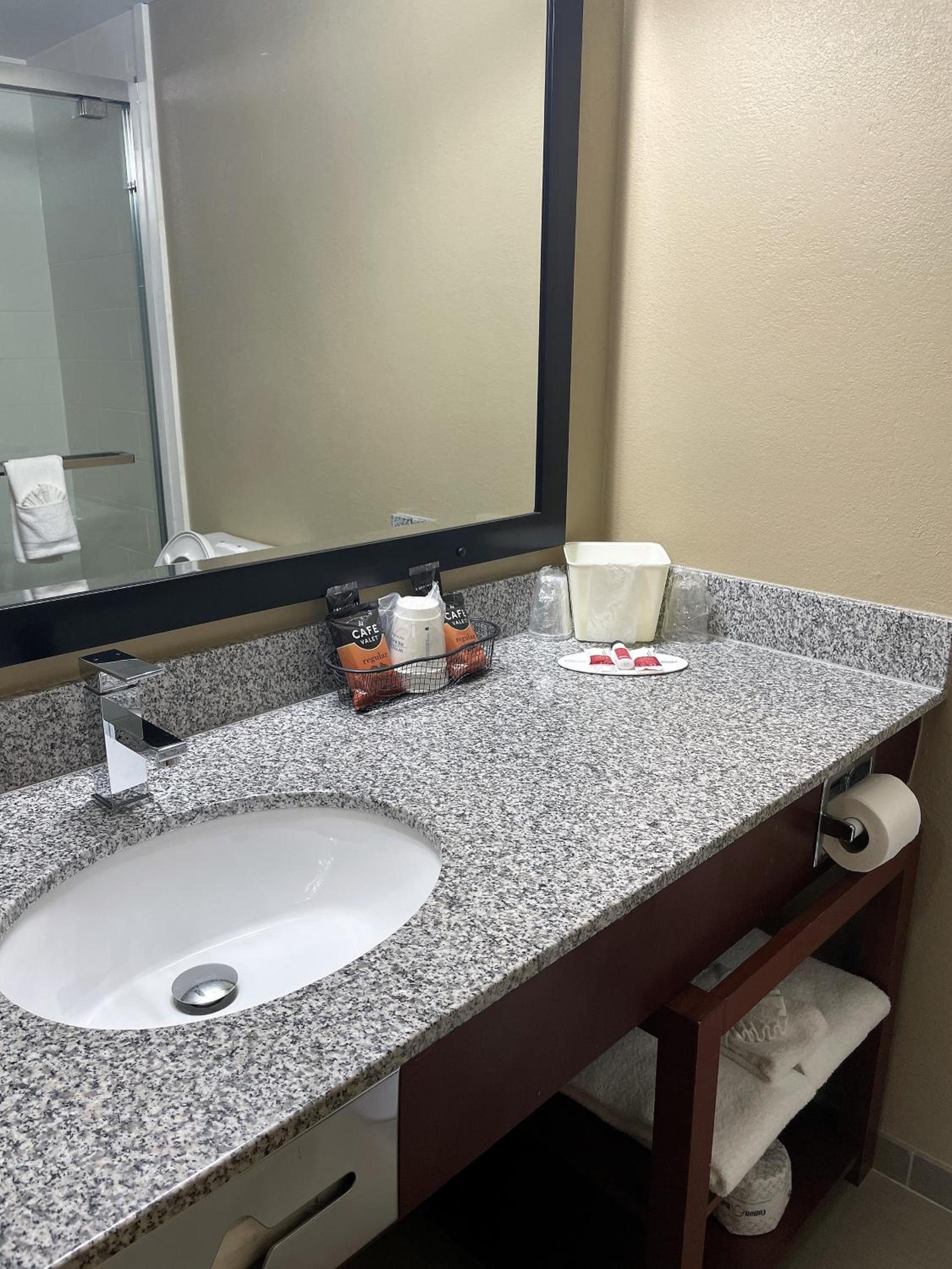 Super 8 by Wyndham Raleigh North East photo 13
