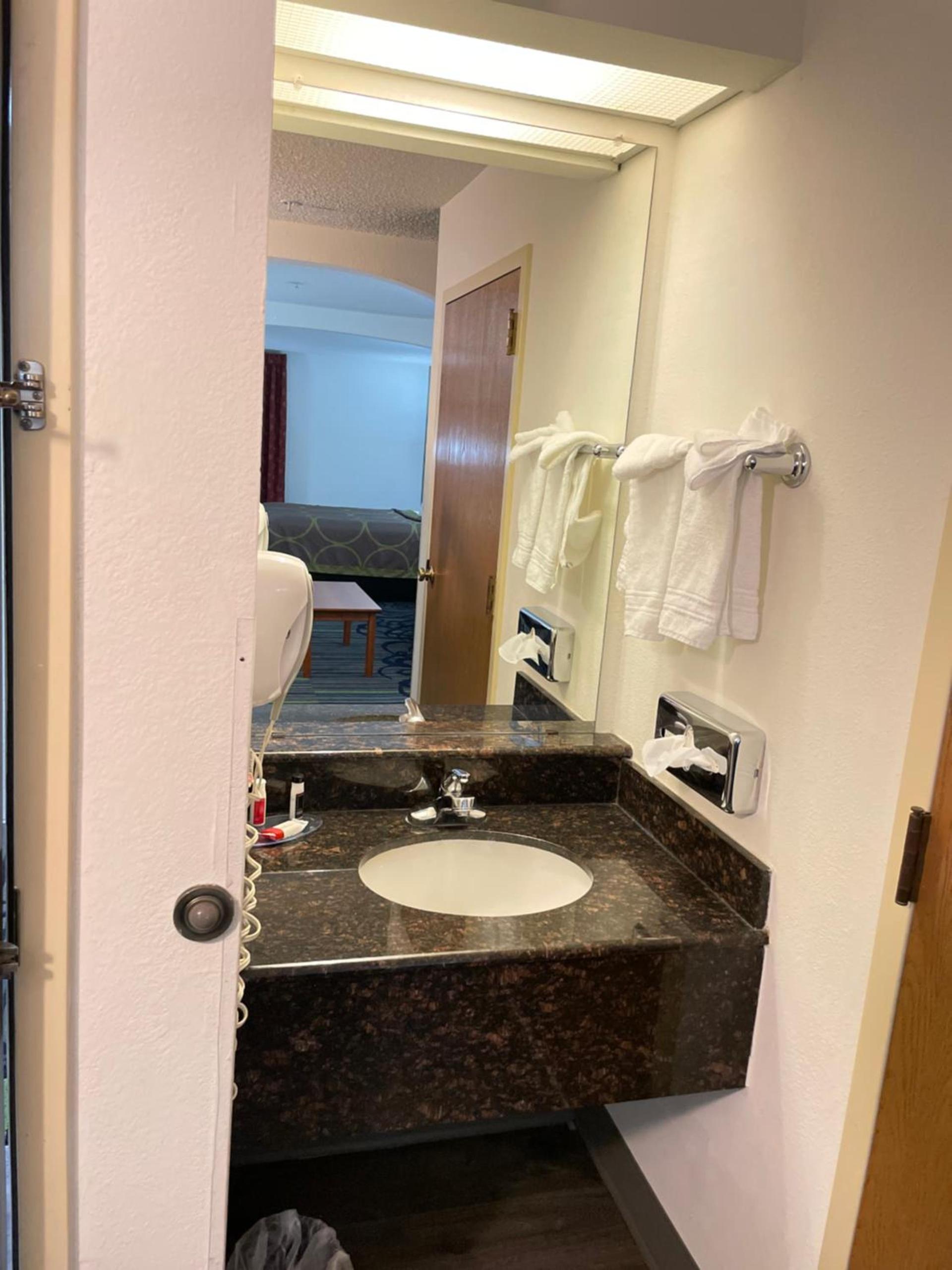 Super 8 by Wyndham Fort Worth Downtown South photo 22