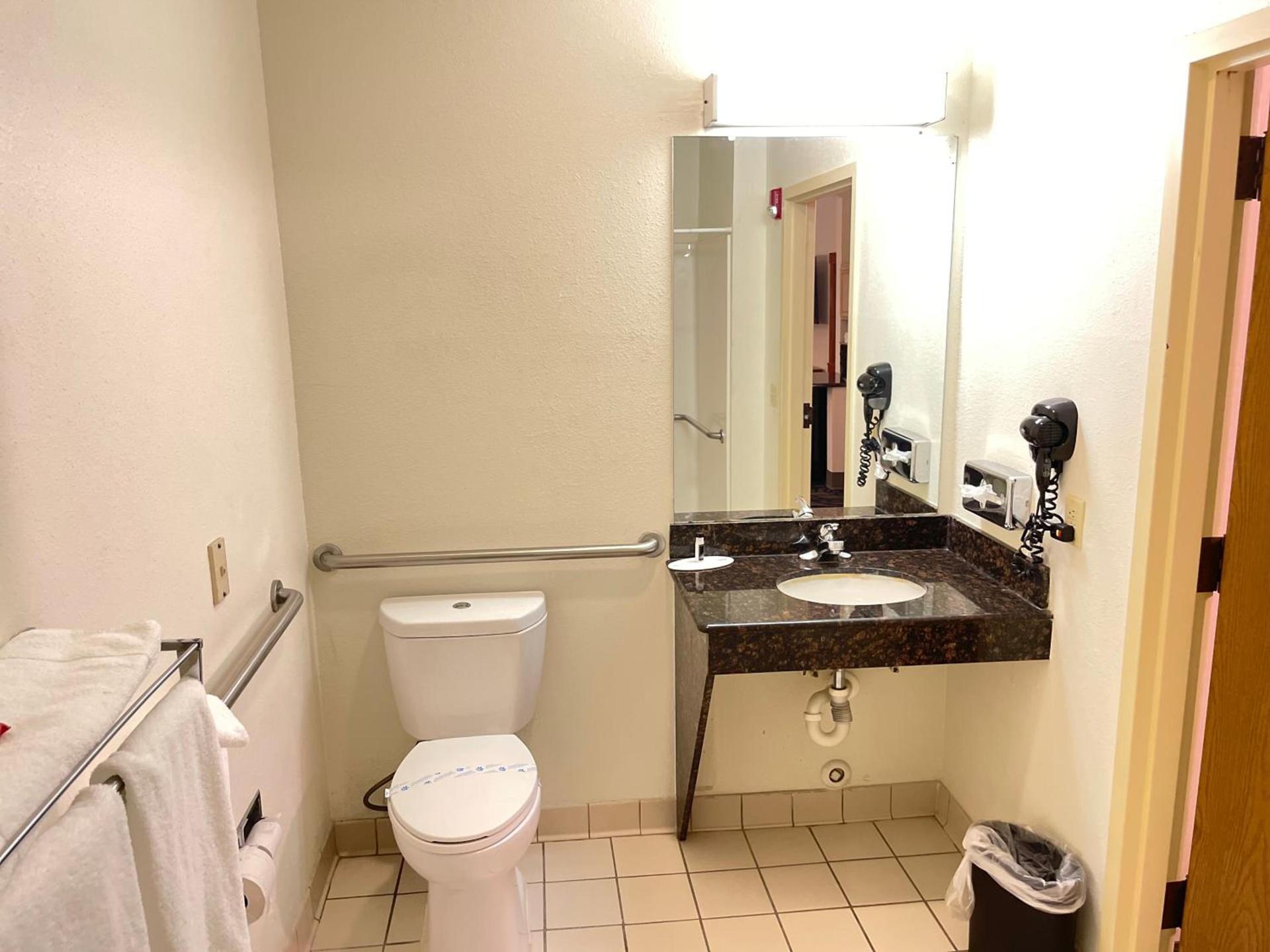 Super 8 by Wyndham Fort Worth Downtown South photo 30