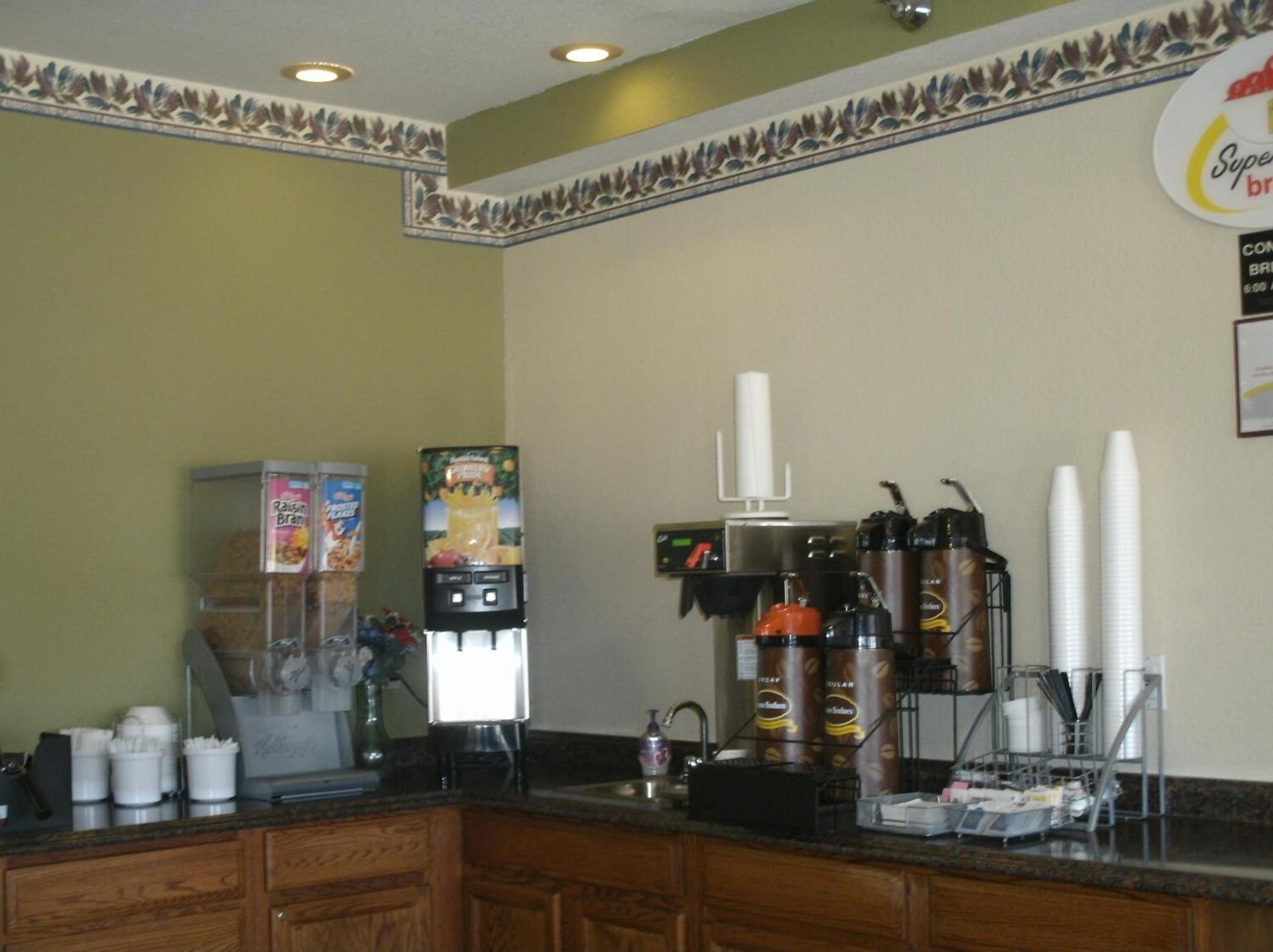 Super 8 by Wyndham Platte City Kansas City Area photo 11