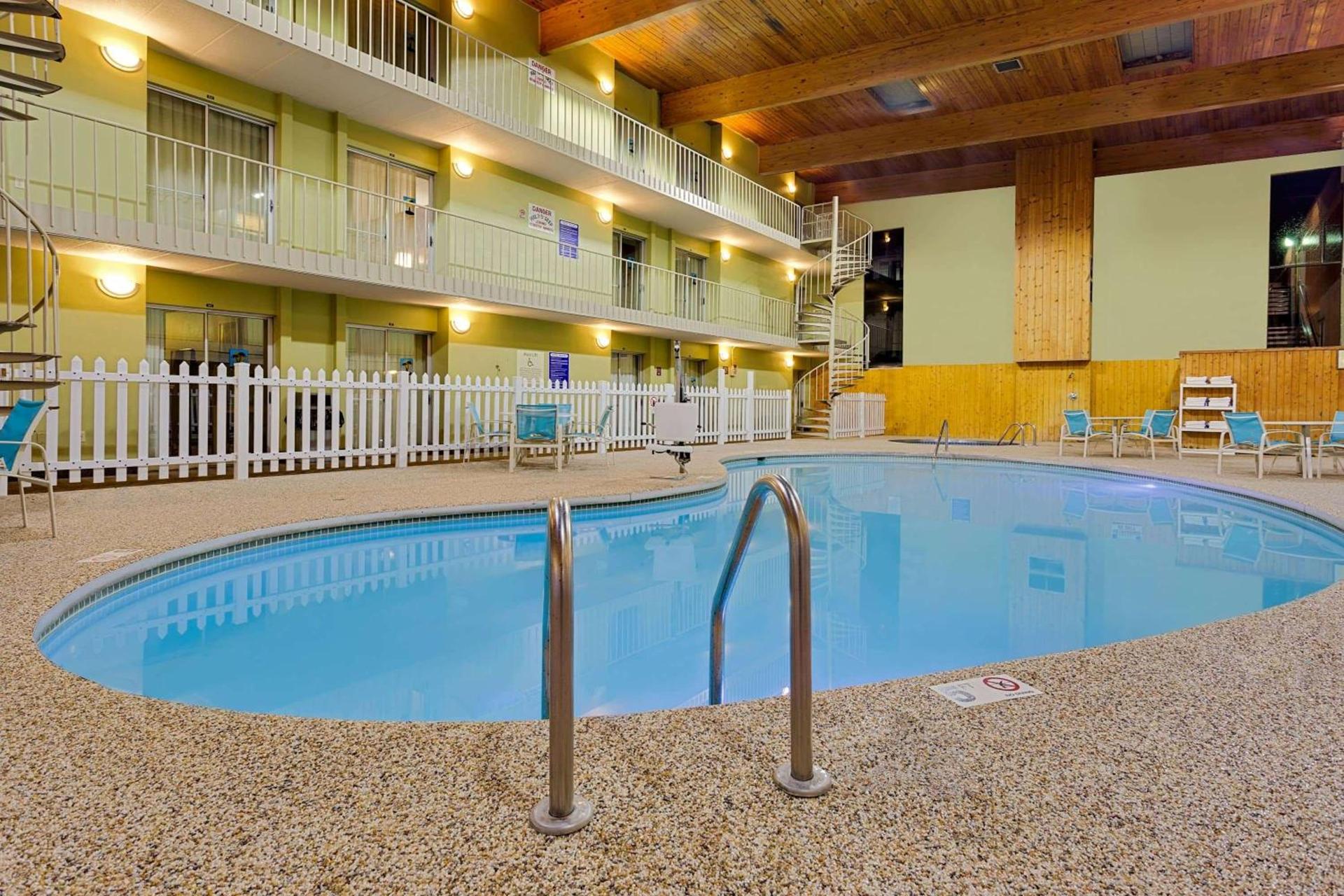 Ramada by Wyndham Marquette photo 59