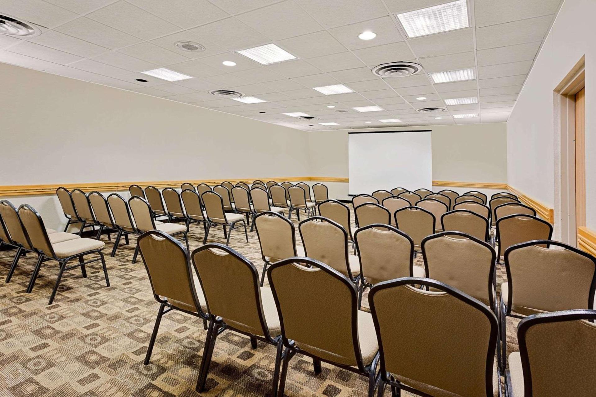 Ramada by Wyndham Marquette photo 60