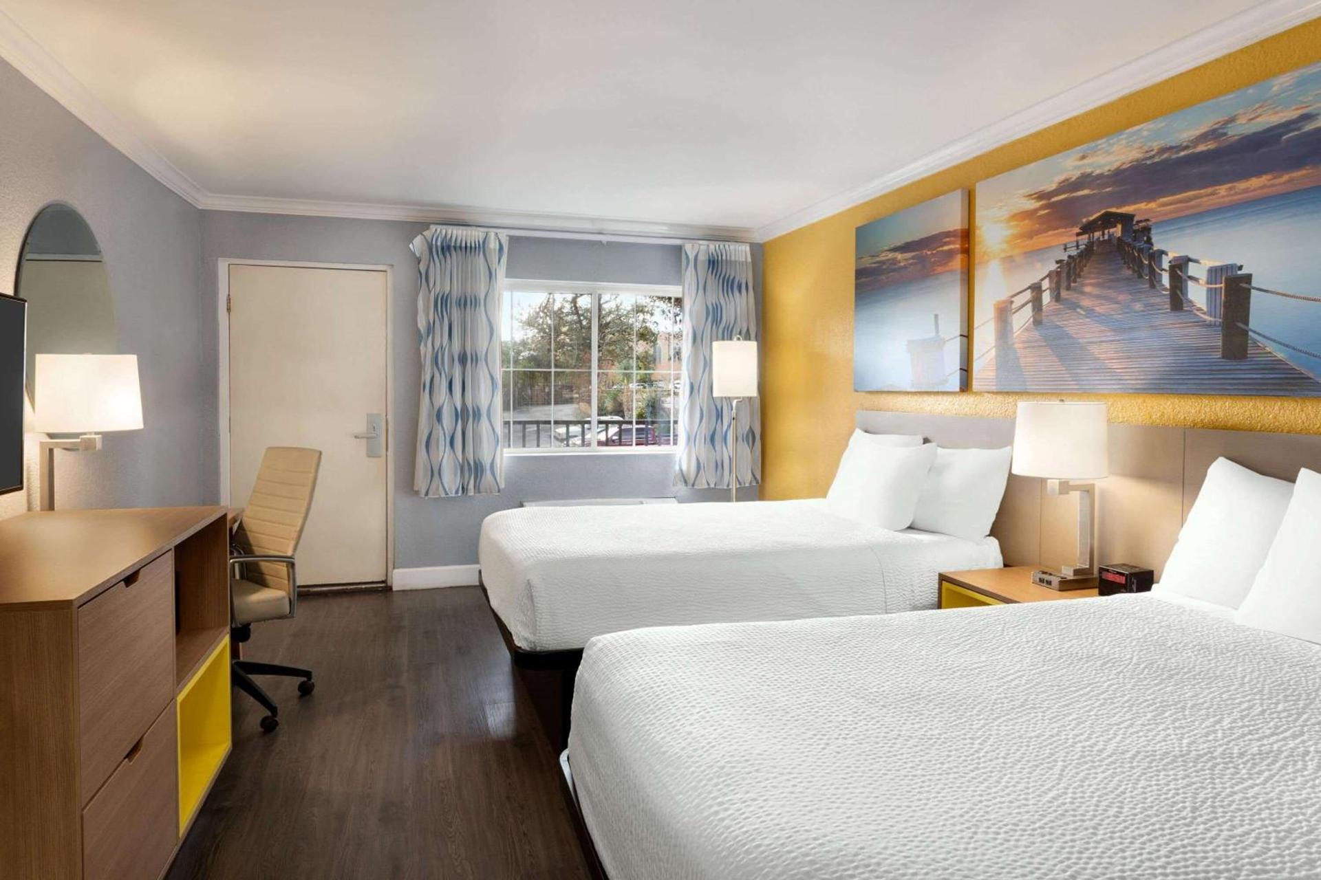 Days Inn by Wyndham Pensacola - Historic Downtown photo 3