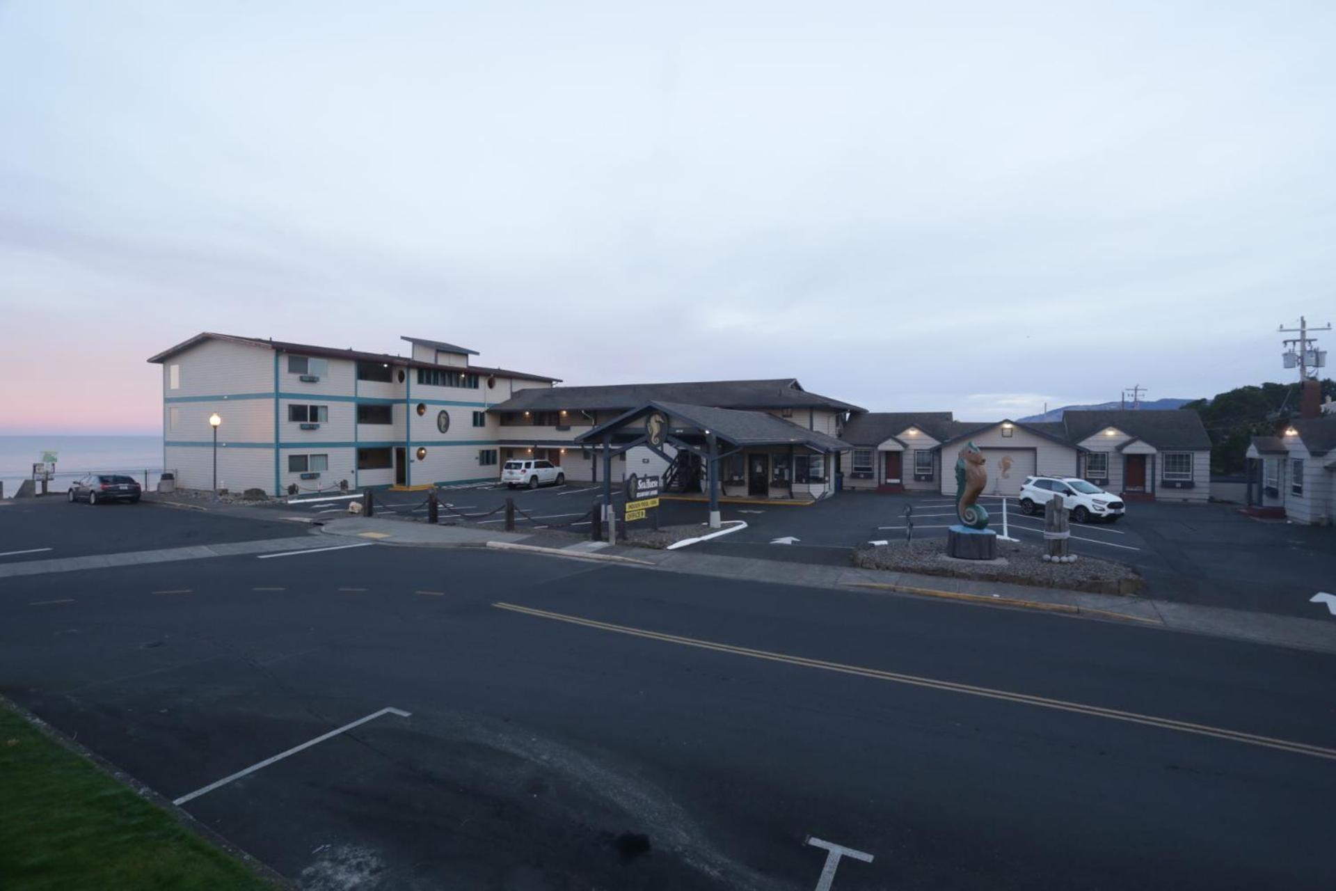 Seahorse Oceanfront Lodge photo 18