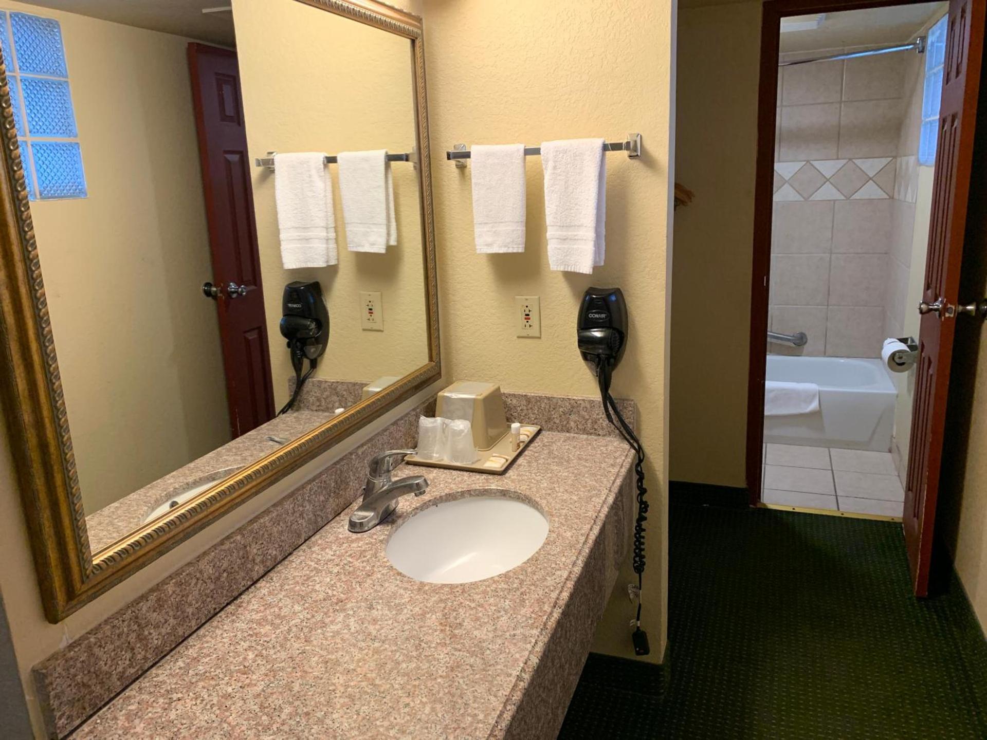 Econo Lodge Del Rio photo 26