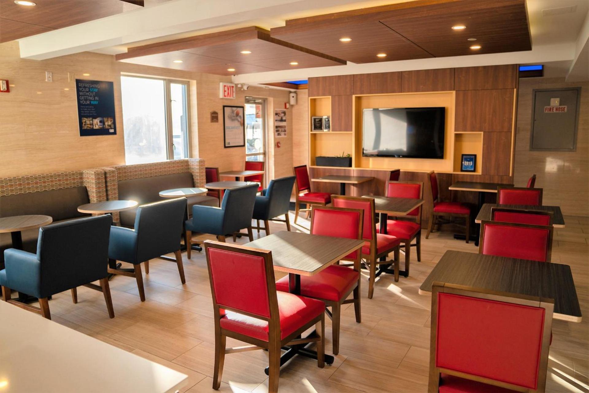 Holiday Inn Express Maspeth by IHG photo 22