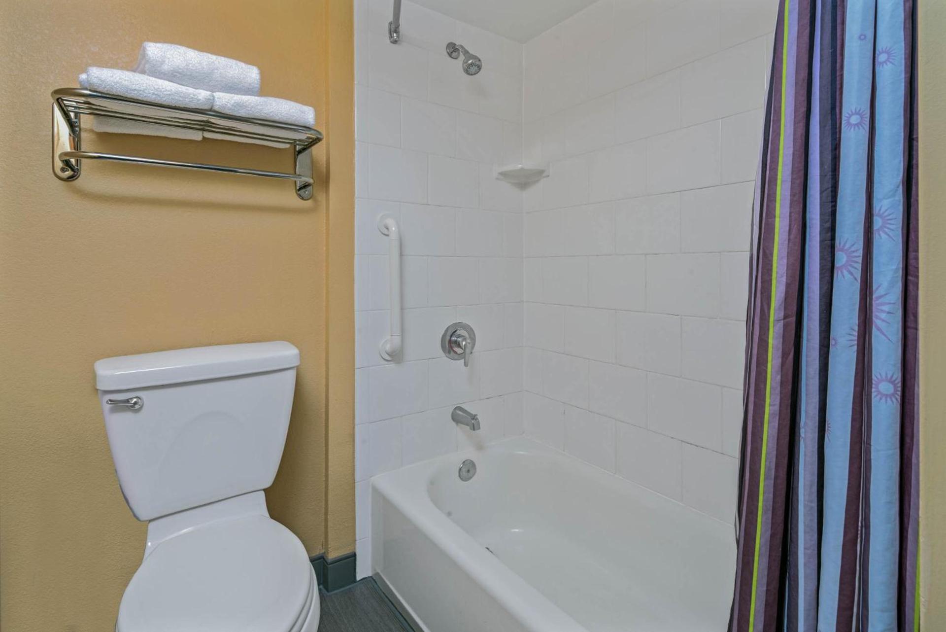 La Quinta by Wyndham Naples Downtown photo 31