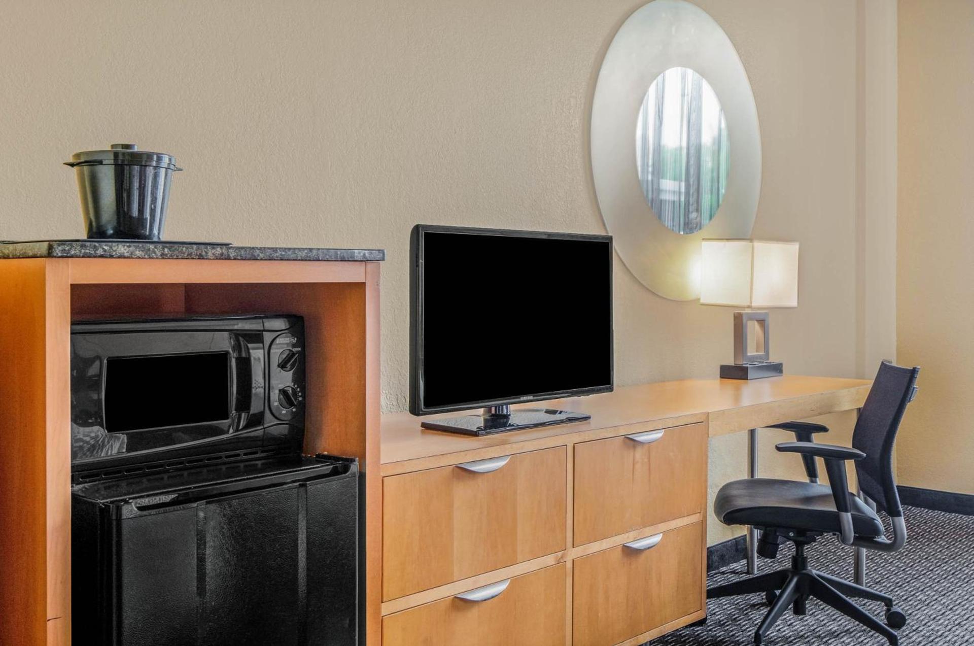 La Quinta by Wyndham Naples Downtown photo 33
