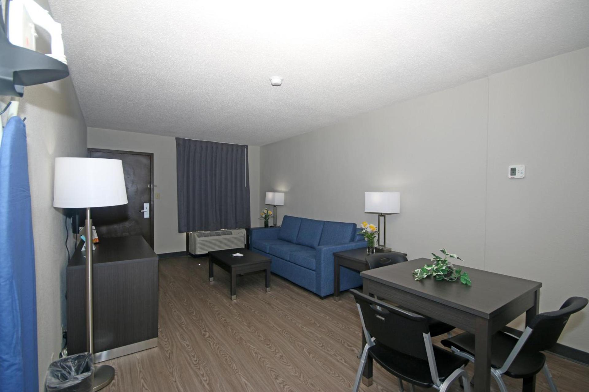 Clarion Pointe Statesville photo 20