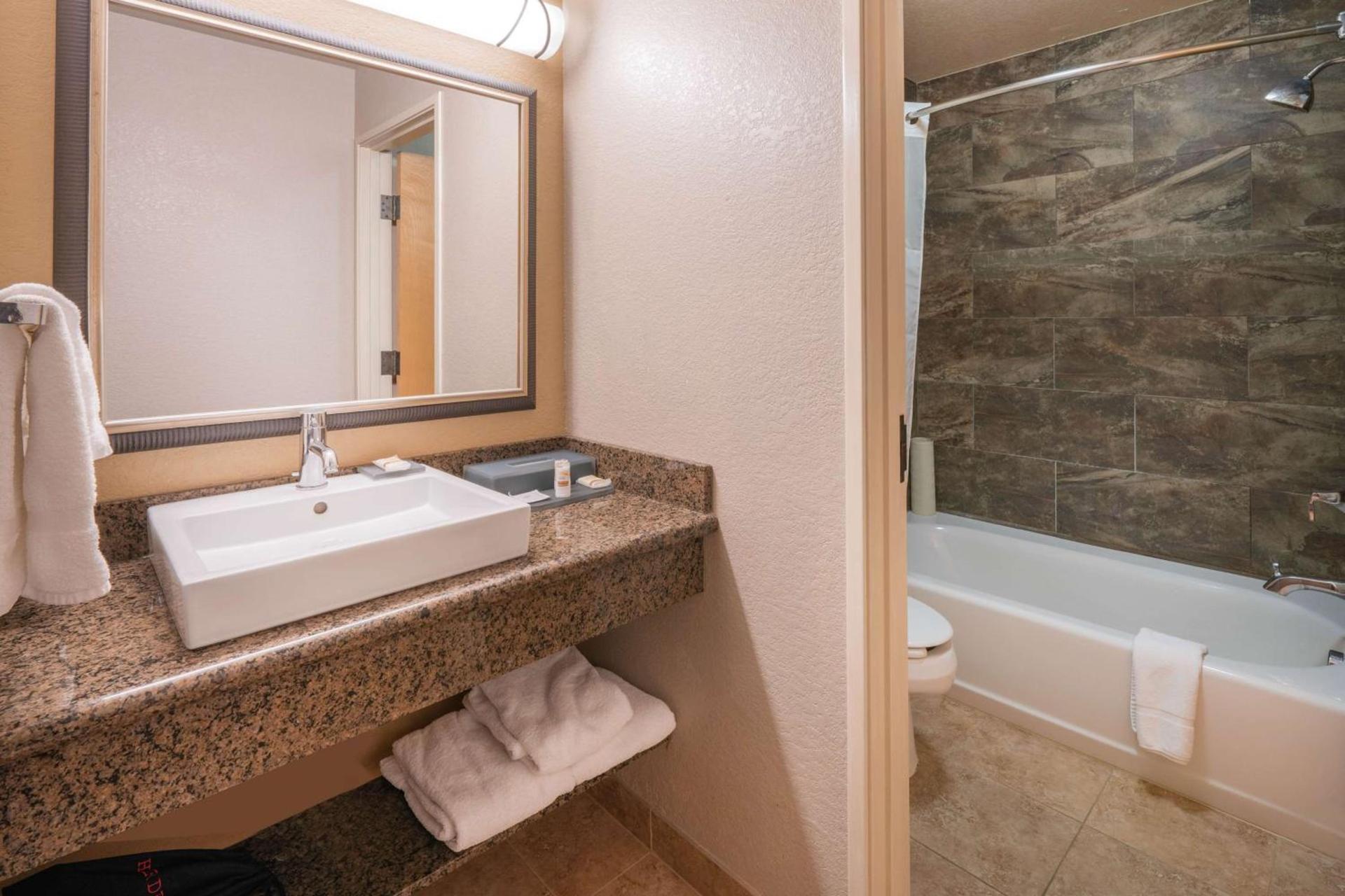 Best Western Plus Riverfront Hotel and Suites photo 30
